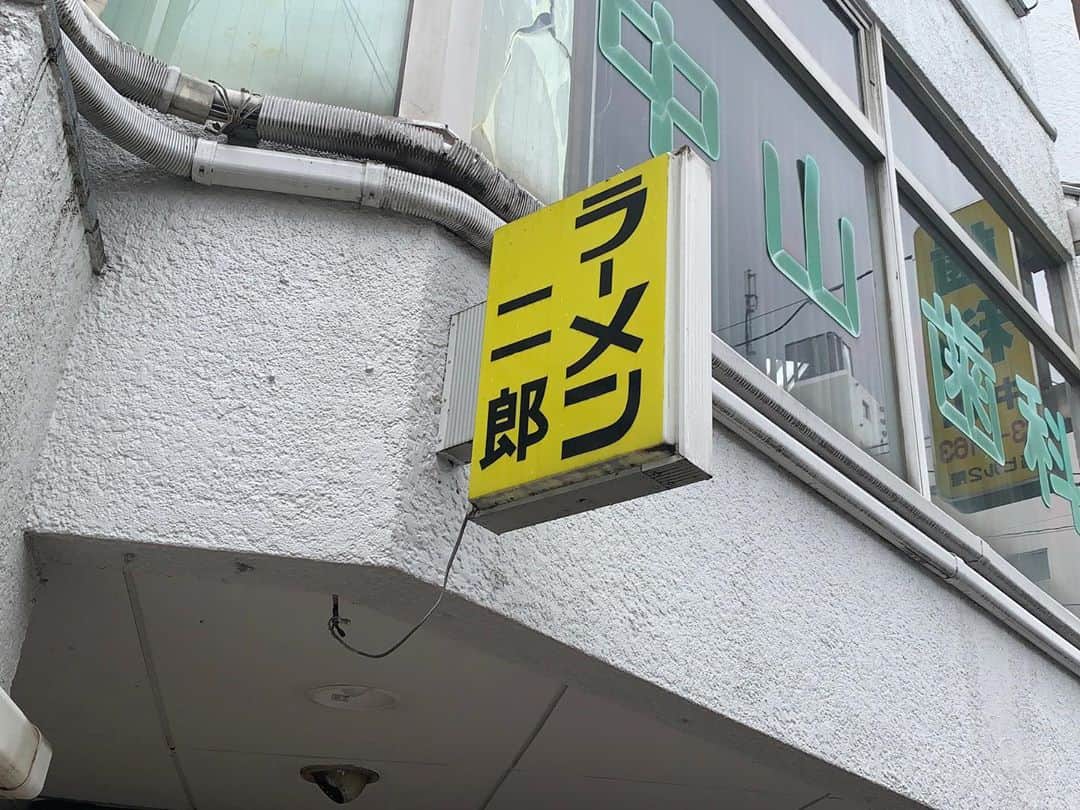 SUSURUさんのインスタグラム写真 - (SUSURUInstagram)「ラーメン二郎 ひばりヶ丘駅前店 小ラーメンニンニク少なめアブラ 月曜朝、約束の地ひばりヶ丘へ。 10:50くらいの到着で外待ち7人でした。 本来は11:30からの営業ですが、15分ほど前倒しの早開け。並ぶ時間が少なくなるのでありがたいです🙇‍♂️ 店主さんの俊敏な動きに見惚れていると着丼。 そびえ立つ美しい野菜タワーにトロリと乳化した濃厚なスープが食欲をそそるビジュアル🍥 まろやかな口当たりながらバキリと強めに旨味の効いたスープに、表面なめらかで噛むとモチっと力強い食感の麺がたまらない美味しさ😍 ノンストップですすり倒し、気づけば丼がカラになっていました。 店内は涼しく、居心地がとても良いお店です🐷🐷 #susuru_tv  #ラーメン二郎ひばりヶ丘駅前店 #ラーメン二郎 #ひばりヶ丘 #東京 #超うまい  #ラーメン #らーめん #ramen #ラーメン部 #ramennoodles #毎日ラーメン生活 #麺スタグラム #japaneseramen #japanramen #foodstagram #foodie #noodles #instanoodle #instaramen #instafood #susururecommended #二郎 #東京ラーメン」9月7日 13時02分 - susuru_tv