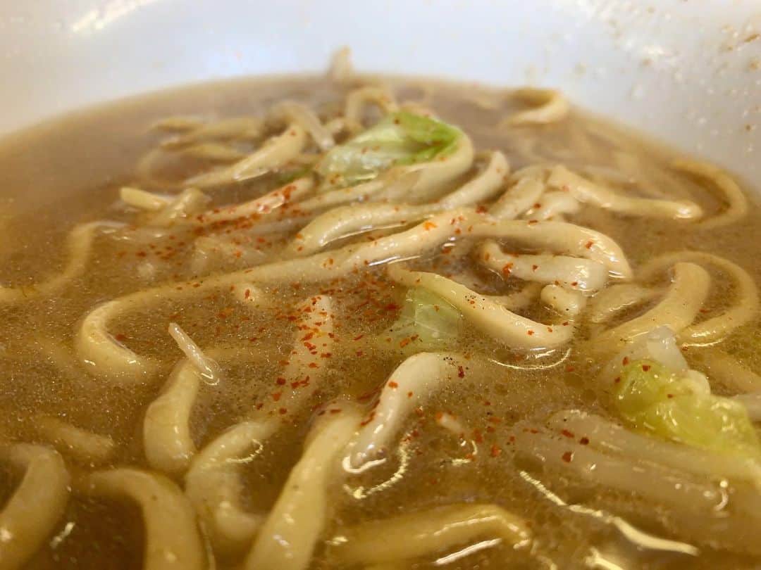 SUSURUさんのインスタグラム写真 - (SUSURUInstagram)「ラーメン二郎 ひばりヶ丘駅前店 小ラーメンニンニク少なめアブラ 月曜朝、約束の地ひばりヶ丘へ。 10:50くらいの到着で外待ち7人でした。 本来は11:30からの営業ですが、15分ほど前倒しの早開け。並ぶ時間が少なくなるのでありがたいです🙇‍♂️ 店主さんの俊敏な動きに見惚れていると着丼。 そびえ立つ美しい野菜タワーにトロリと乳化した濃厚なスープが食欲をそそるビジュアル🍥 まろやかな口当たりながらバキリと強めに旨味の効いたスープに、表面なめらかで噛むとモチっと力強い食感の麺がたまらない美味しさ😍 ノンストップですすり倒し、気づけば丼がカラになっていました。 店内は涼しく、居心地がとても良いお店です🐷🐷 #susuru_tv  #ラーメン二郎ひばりヶ丘駅前店 #ラーメン二郎 #ひばりヶ丘 #東京 #超うまい  #ラーメン #らーめん #ramen #ラーメン部 #ramennoodles #毎日ラーメン生活 #麺スタグラム #japaneseramen #japanramen #foodstagram #foodie #noodles #instanoodle #instaramen #instafood #susururecommended #二郎 #東京ラーメン」9月7日 13時02分 - susuru_tv