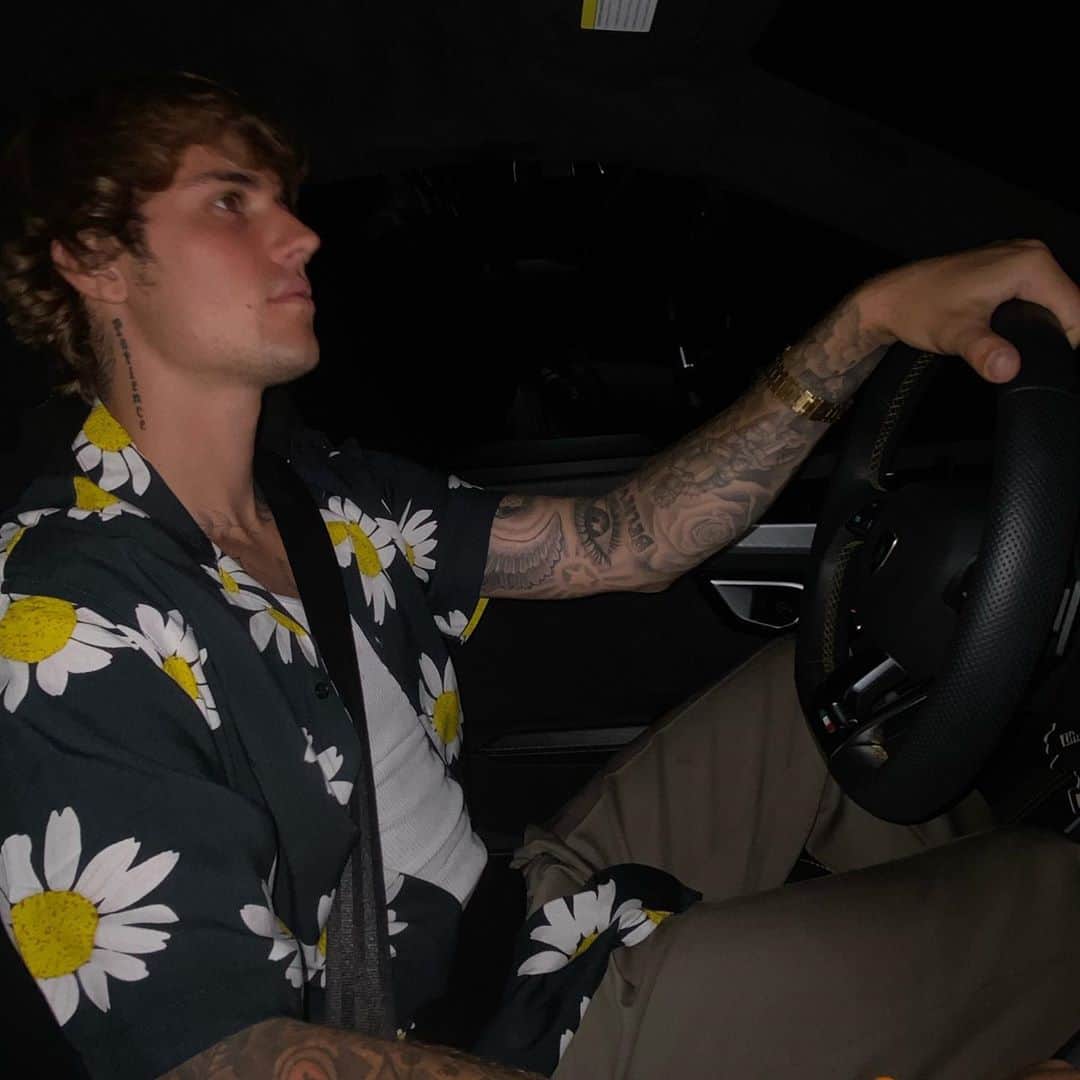 ジャスティン・ビーバーさんのインスタグラム写真 - (ジャスティン・ビーバーInstagram)「Hailey always takes these driving to date night pics.. haha xoxo 😘」9月7日 13時13分 - justinbieber