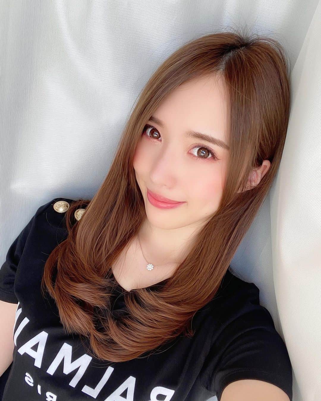 のインスタグラム：「ヘアケアしてきたよん💓  いつものようにカラーで髪色を落ち着かせようか悩みましたが、今の色も綺麗なので #プラチナプレミアムトリートメント だけにしました🙆‍♀️❣️  それとカットで軽くして頂きましたよ✂︎✨  軽くなったので指通りもまた変わりました☺️✨  #フュージョニストカラー は1ヶ月経過して色が抜けてきても全然分からないくらい常に綺麗な髪色なので本当に驚く🤭  私の場合、榛葉さんオリジナルの計算されたカラー配合により、より綺麗な髪色が保たれてます🥰  フュージョニストカラーは色の変化を楽しめるので、月1で美容室はなかなか行けないなあ…って方には特におすすめのカラー剤です👌❣️  1枚目と2枚目で髪色違いすぎてびっくりしたのですが、インカメ、アウトカメラの仕様の違い&自然光かどうかの違いです🤣  さて、もう少しの間明るい髪色で楽しもうっと💓  #airGINZAcentral #銀座 #air #美容室 #ヘアケア #セレクタープロファイブ #トリートメント #つやつや #柔らかい #肌触り #さらさら #艶 #艶髪 #美髪 #メンテナンス #綺麗 #きれい #透明感 #素晴らしい #ありがとうございました #感謝 #フュージョニスト #fusionist #fusionistcolor」