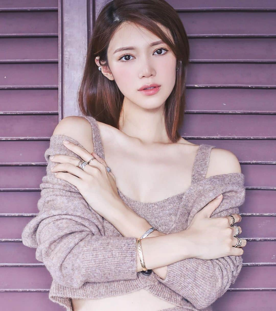 Elva Niさんのインスタグラム写真 - (Elva NiInstagram)「A woman can wear her own jewellery in any way she wants, be it rings on every finger, or sets of bracelets on the wrist. Wear your attitude and be yourself ☕️  #cococrush  #chanelfinejewelry」9月7日 13時23分 - misselvani