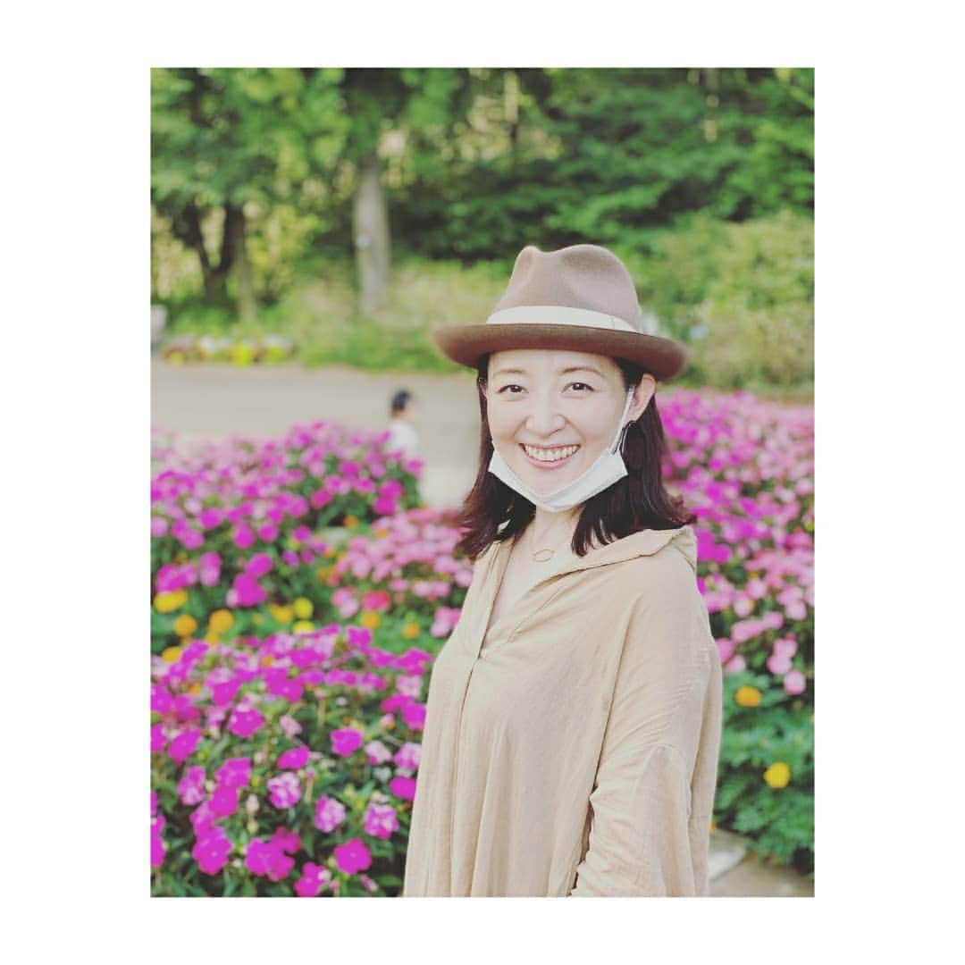 彩乃かなみのインスタグラム：「﻿ ﻿ ﻿ 9月…﻿ 日焼けした気がします…🌻 ﻿  愛らしく後ろで走り回っているのは﻿ 瀬奈様の御子息で私のフィアンセです﻿😁(笑) . .  #けど私のハットを悪い顔をして潰そうとするのだけはやめてください😅﻿ #現在形状保持中 #いたずらっ子 #母似 #瀬奈じゅん さんご子息 #ラムネ  ﻿」