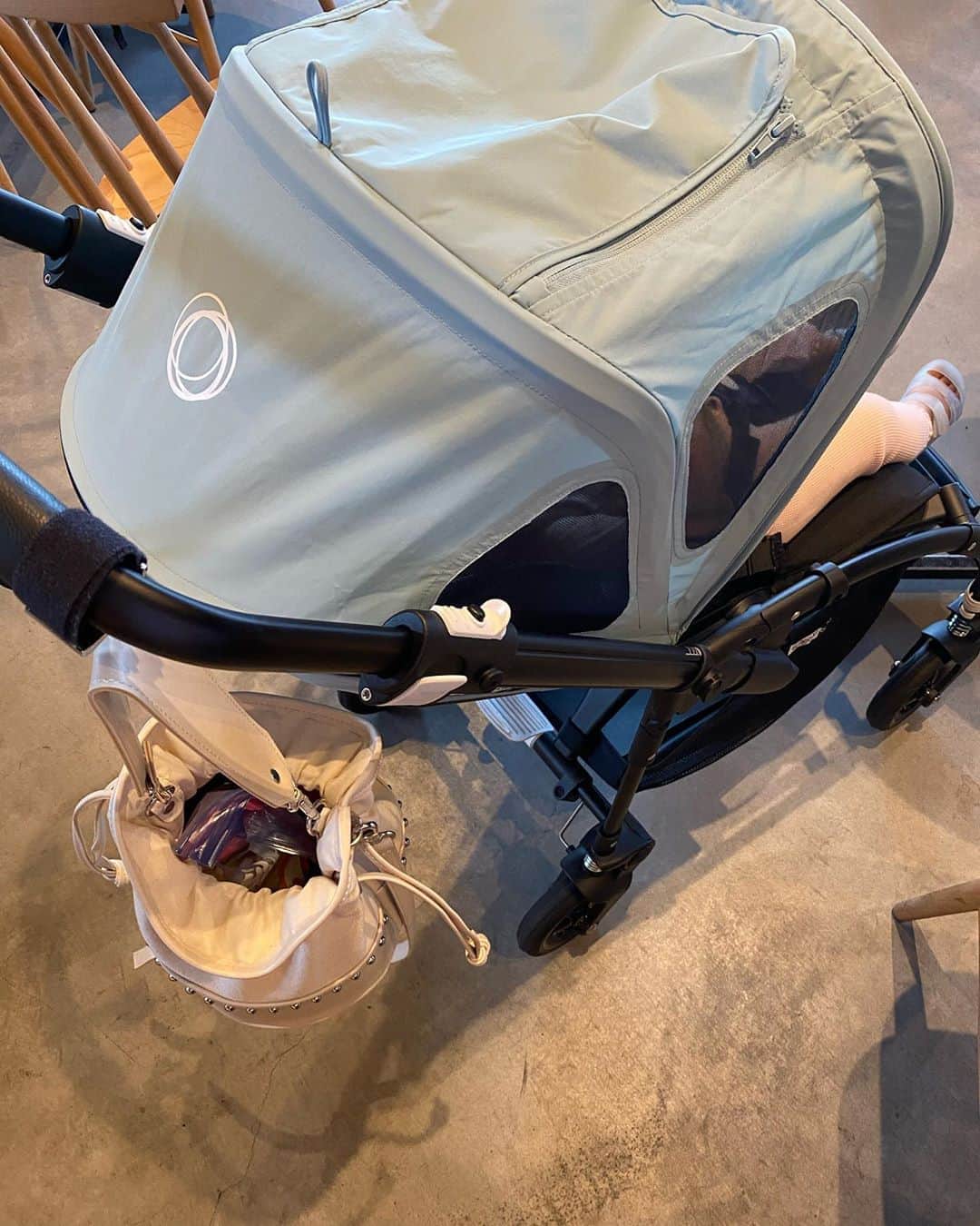 Keikooooooのインスタグラム：「夏用のサンキャノピーがとってもいい感じ⛱ カラーがなによりも可愛い💙 UPF50+で日差しを遮ってくれるのに、メッシュで通気性もよく、一番先端を引っ張り出せば、足元まで覆えるので蚊が多い所でも完璧でした。 10月ごろまで使えるかなぁ💕👶🏻 カップホルダーもGETして、どんどん快適になってきた♡ . #ベビーカー　@bugaboojapan #サンキャノピー #キャノピー #ベビーカー選び #バガブービー5 #バガブー」