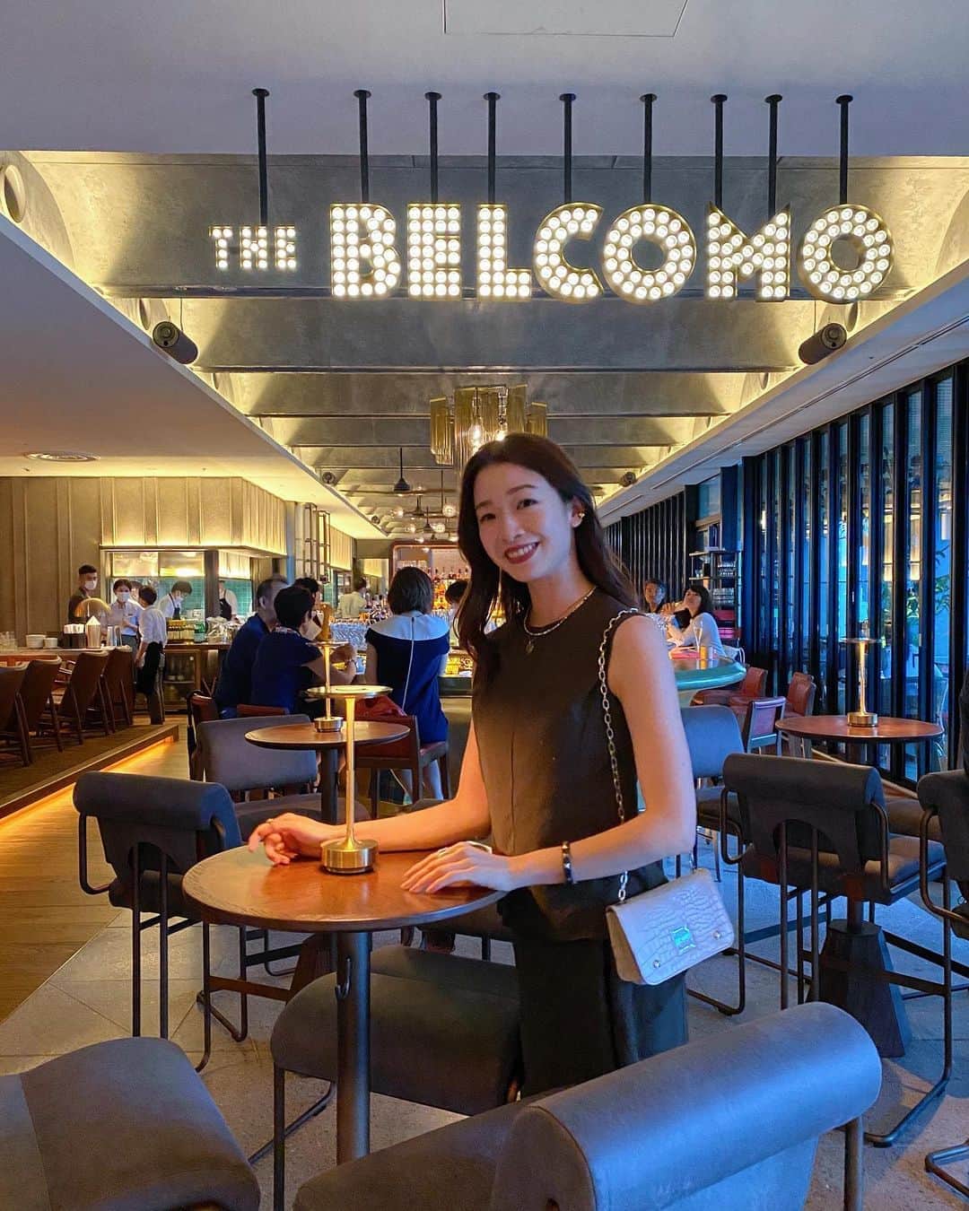 のインスタグラム：「🍷 . 週末、近場で大リフレッシュ！！ . 外苑前のベルコモンズの跡地にできた “THE AOYAMA GRAND HOTEL” @aoyamagrand に宿泊してきました🥰{PART2 with @har_326 ❤︎ . ディナーは和食と洋食から選べるのですが 洋食の「THE BELCOMO」をチョイス！ harちゃんと二人で美味しすぎてずっと悶えてた。笑 . (どれも美味しかったのですが トリュフのカリカリポテトと、 エスニック風蟹チャーハンがたまらなかった。) . エスニック系のメニューが多かったのが至福😋 宿泊せずとも、レストランのみの利用もOKなようなので また、大切な人の誕生日のお祝いに予約したい！ . お食事の前にバーで一杯なんていう おしゃれな過ごし方もしちゃいました...❤︎ 大人だー！(充分大人w . なんといってもホテルの方々のホスピタリティーが 最高なホテルだったので、 またお仕事頑張って必ず泊まりたい...！！！🥰 . .  #theaoyamagrandhotel #thebelcomo #hotelroom」
