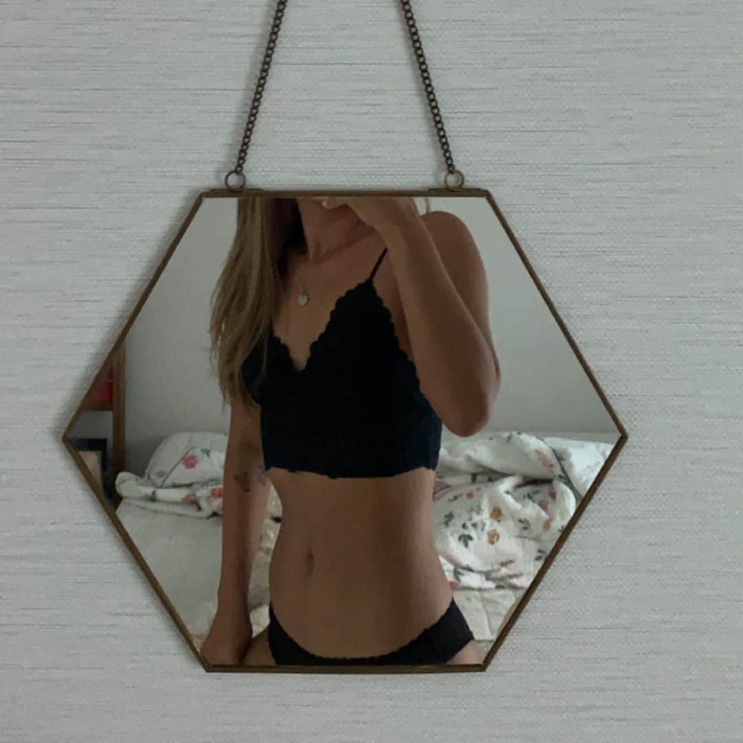 キム・ダヘのインスタグラム：「이 속옷 문의많은데 식스티에잇 에서 샀어요! 팬티2브라1에 삼만원인가? 그랬는데 완전 편하고 완전 싸용ㅋㅋㅋ #정보공유」