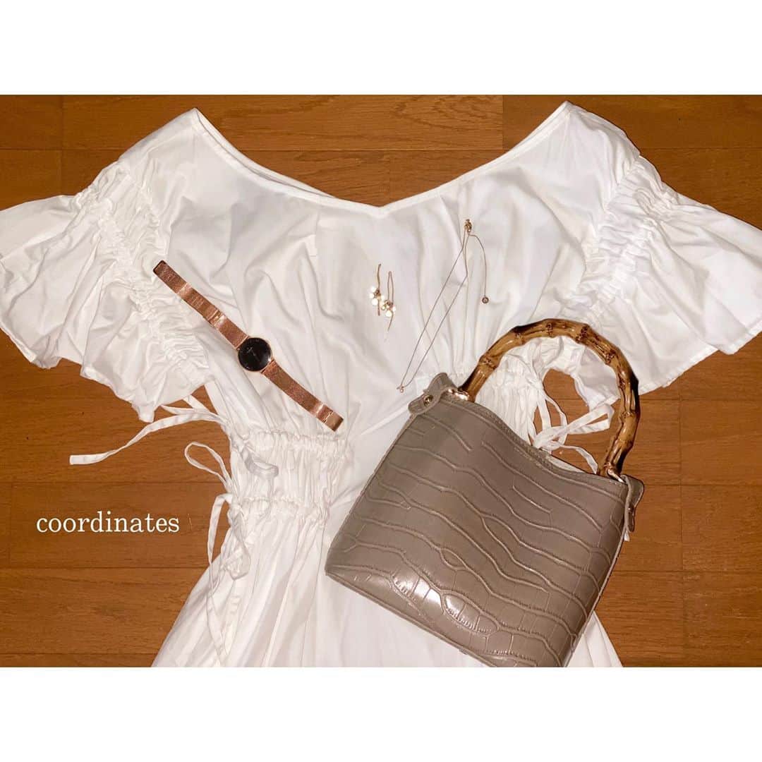 のインスタグラム：「お気に入りの服とコーディネート ･ 白ワンピって意外と小物合わせ難しい 今回はゴールドとベージュで合わせてみた ･ 最近この時計よくつけてるんだけど、文字盤？が黒でしまってかっこいい あとベルトが3つあって使い分けしやすいすき クーポンコード:MKYOKA (15％off、~10/31) リンク: https://bit.ly/2EATJZx ･ ちなみにこのワンピースはこの間買いました笑 海の写真もこれ着てる yes！REDYAZEL信者！！！ ･ watches  @nordgreenofficial_japan  @nordgreenofficial  #nordgreen #nordgreenwatches  onepiece @redyazel #redyazel  bag @grl_official #grl  ･ ･ #腕時計 #腕時計コーデ #コーディネート #coordinate #おしゃれ #オシャレ #オシャレコーデ #おしゃれさんと繋がりたい #オシャレさんと繋がりたい #おしゃれ好き #おしゃれ好きな人と繋がりたい #オシャレ好き #オシャレ好きな人と繋がりたい」
