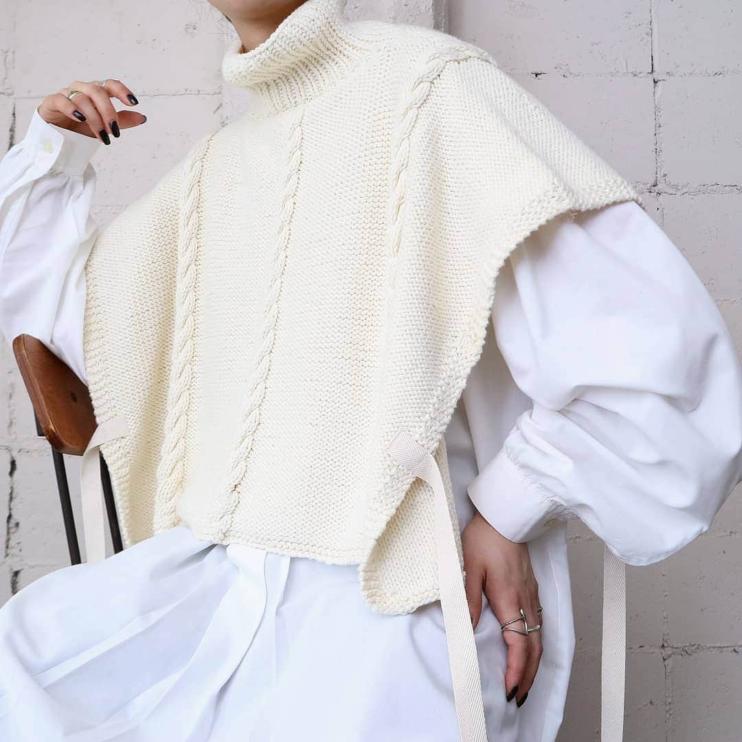 のインスタグラム：「Wide Silhouette Knit Vest  #orfeo #kichijoji #tokyo #vintage #used #fashion #coordinate #outfit  お問い合わせはインスタグラムのプロフィール掲載のメールアドレスにお願いいたします。コメント、DMでのお問い合わせは受け付けておりませんのでご了承ください。 ONLINE SHOPの商品も店頭にてご購入頂けます。気になる商品がございましたらスタッフにお声掛けください。  新型コロナウィルス感染拡大防止策を徹底した上で営業をしております。マスクの着用、入店時にアルコールでの消毒をお願いいたします。」