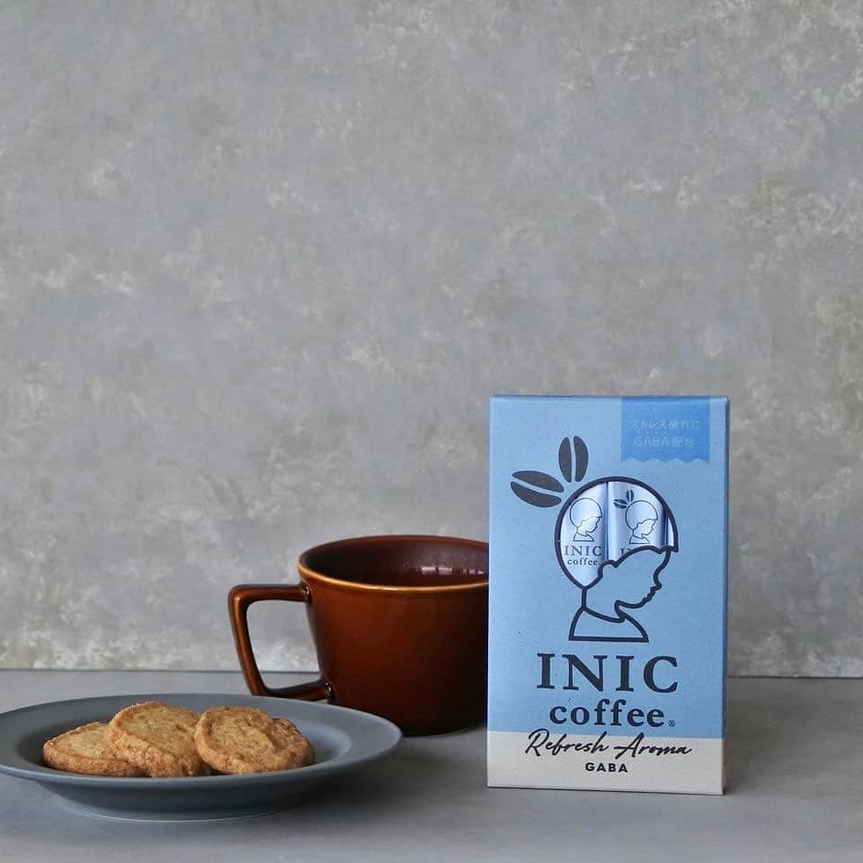 のインスタグラム：「. 毎日の疲れは、コーヒータイムに癒やしませんか？ 新発売の＜リフレッシュアロマ GABA＞は、ストレス解消効果やリラックス効果があるGABAを約30㎎配合。 1日に50～100mg（2、3杯）摂取することで、体内に蓄積したGABAによる、睡眠の“質”の向上効果も期待できます。 ストレスを緩和してくれるこのコーヒーで、癒やしの時間をお過ごし下さい。 . ▼INIC coffee リフレッシュアロマ GABA https://www.inic-market.com/fs/inicmarket/4560466079102 #コーヒーのある暮らし #☕️ #コーヒー #coffee #coffeetime #プラスオンコーヒー #コーヒー大好き #コーヒー巡り #コーヒーブレイク #コーヒー☕️ #コーヒーライフ #コーヒーのある生活 #コーヒー時間 #iniccoffee #イニックコーヒー #カフェスタグラム #ラテ #おうちカフェ #家カフェ #ストレス #リフレッシュアロマ #GABA」