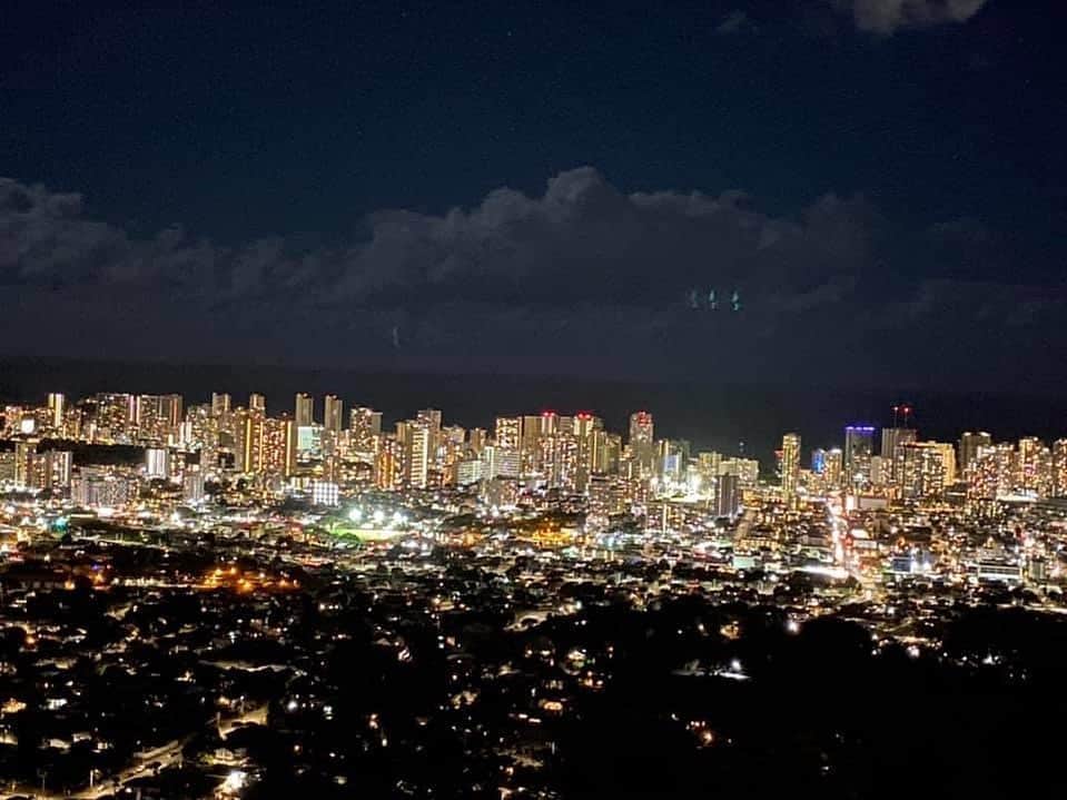 Tiaraのインスタグラム：「.﻿ タンタラスの丘🤩﻿ ﻿ 反対側からえらい遠回りで登ってしまって、ホノルル市内でまさかの遭難？な勢いだったけど無事に帰って来られました😂﻿ ﻿ ☆追記☆﻿ 所々狭い道や急カーブが多くあります。﻿ 治安もよくないので、ツアーか慣れている方と一緒に行かれるのがお勧めです。﻿ ﻿ ﻿ ﻿ #タンタラスの丘﻿ #ハワイ﻿ #ハワイ好き﻿ #ハワイ好きな人と繋がりたい﻿ #ハワイ生活﻿ #ハワイ景色﻿ #ハワイ夜景﻿ #プレゼント﻿ #アロハ﻿ #ワイキキ﻿ #ハワイライフ﻿ #ハワイ在住﻿ #ハワイ暮らし﻿ #hawaii#aloha﻿ #ホノルル﻿ #ハワイに行きたい﻿ #ハワイに住みたい」
