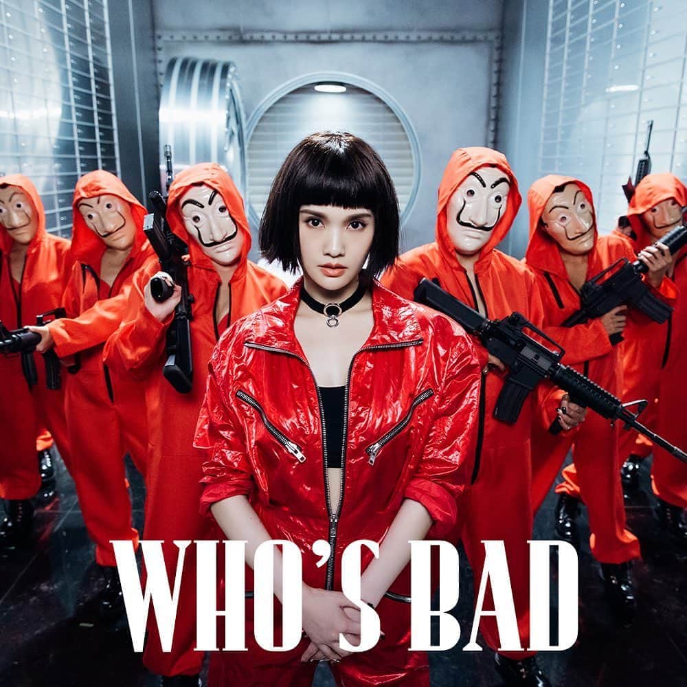 レイニー・ヤンのインスタグラム：「❓ Starring: 楊丞琳 @rainie77 Inspired by @lacasadepapel  Creator by @alexpinaoficial  企劃&視覺總監Marketing&Image Director:  周啟民 @jimichoustudio 攝影 Photographer:  謝宏奕 @hungyihsieh 化妝 Make Up:  陳佳惠 @carlin_chen  髮型 Hairstyling:  劉珈妘 @sydni_q @zoomhairstyling  服裝造型Stylists: June Wan @junewan , Alfredhun, Herman Sin 造型協力 Styling Collaborationist: 陳錦嬅 Kate Chen @chinghuachen421  服裝 Costume: Jumpsuit: @philosophyofficial @yoox Boots: @prada  #楊丞琳 #RainieYang #LIKEASTAR #BADLADY #像是一顆星星 #yoox #Philosophy」