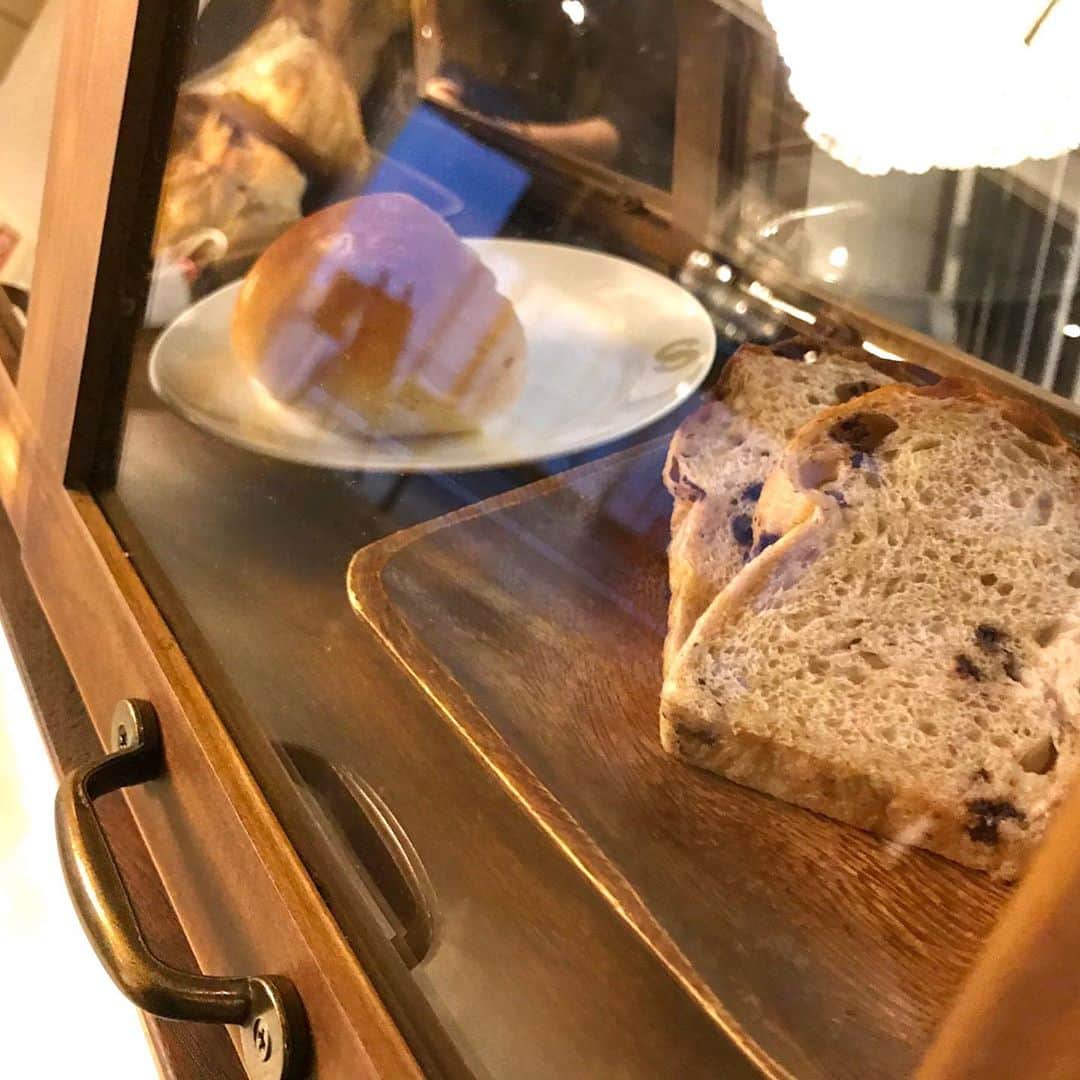 hotelgraphynezuさんのインスタグラム写真 - (hotelgraphynezuInstagram)「当ホテルの朝食では、谷根千エリアの人気ベーカリーのひとつである【ベーカリーミウラ】のパン🍞をお楽しめ頂けます。小麦を粒から自家製粉し、天然酵母を使用したパンはもっち餅の食感！なんといっても最大のこだわりは【ノンホモ牛乳】を使用していること。牛乳本来の姿を残したさっぱりとした口当たりが特徴のこの牛乳は、オーナーのお父様が島根の牧場で育てた牛からとっているのだそう！⁠⠀ 栄養たっぷりのノンホモ牛乳を使うことによって濃厚なミルキさを感じつつもさっぱりとした味わいの唯一無二のパンが出来上がります。ベーカリーミウラさんの一押しは、食パン。シンプルだからこそ一番おいしさを感じられます！⁠⠀ その他にも日替わりで数種類のパンをご用意しております。⁠⠀ ぜひ、ベーカリーミウラの絶品パンを朝食に、素敵な1日をスタートさせてください☆⁠⠀ ⁠⠀ グラフィーの朝食はベーカリーミウラのパンと自家製のグラノーラをよく提供していますので、是非食べてみてください！😋⁠⠀ [朝食は毎日の朝8時～11時］⁠⠀ -------------------------------⁠You can enjoy the bread made by "Bakery Miura" which is one of the popular bakeries in Yanesen area in our hotel !!! 🥖⁠⠀ The bread made from natural yeast and homemade flour.⁠⠀ Their commitment is to use "non-homo milk"⁠⠀ This milk comes from cows raised on a Shimane farm by the owner's father.⁠⠀ The bakery prepares several types of bread every single day and the most popular one is their soft bread! 🍞⁠⠀ Graphy breakfast offers breads mostly from Miura Bakery and combines it with our homemade Granola! 😉 (Breakfast available everyday from 8am to 11am)⁠⠀ Come try it out and make a wonderful day with Bakery Miura's breads!⁠⠀ ⁠⠀ HOTEL GRAPHY⁠⠀ https://www.hotel-graphy.com/⁠⠀ ------------------------------⁠ #hotelgraphynezu⁠#bakerymiura⁠⠀ #ホテルグラフィー根津⁠#ベーカリーミウラ⁠⠀ #ホテルグラフィー根津⁠⠀ #tokyowalk#yanaka#taitoku#ueno#uenotokyo#tokyolife#tokyojapan#tokyotrip2020#japantrip2020#lovetokyo#lifeintokyo#bread#bakery⁠⠀ #東京散歩#東京ライフ#東京生活#東京観光#台東区#上野#谷根千#根津#谷中#下町#食パン#ベーカリー」9月7日 13時33分 - hotelgraphy_nezu