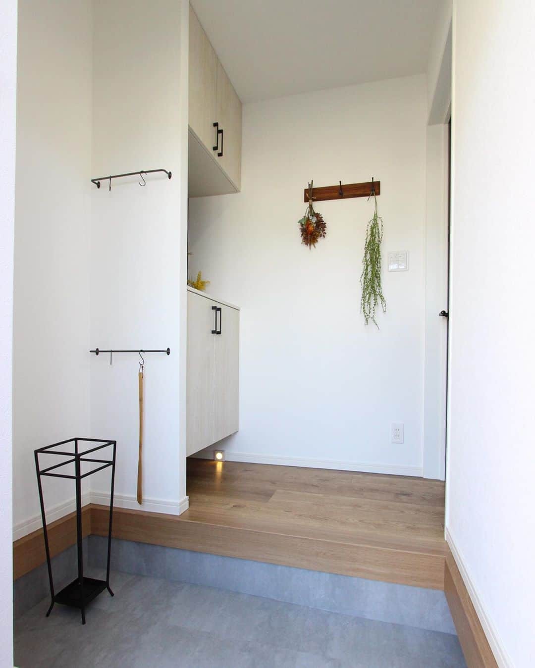 ALLHOUSE R×Lのインスタグラム：「本当に同じ建物？⁠ ．⁠ ．⁠ 築年数50年の⁠貸家もここまで綺麗に生まれ変わります！⁠ .⁠ ．⁠ Beforeは右へスワイプ☞⁠ .⁠ .⁠ .⁠ .⁠ .⁠ ----------------------------------------------⁠ その他施工事例はコチラ☞@allhouse_pm　⁠ ----------------------------------------------⁠ .⁠ .⁠ .⁠ .⁠ .⁠ .⁠ #ビフォーアフター #玄関 #土間 #オールハウス #オールハウスPM #賃貸 #広島賃貸 #賃貸住宅 #賃貸物件 #住まい #プロパティマネジメント #デザイナーズ賃貸 #賃貸リノベーション #リノベーション #リフォーム #無垢フローリング #アクセントクロス #建築 #工務店 #インテリア #賃貸暮らし #家主 #賃貸経営 #おうち時間 #ステイホーム #renovation #reform #DIY #design」