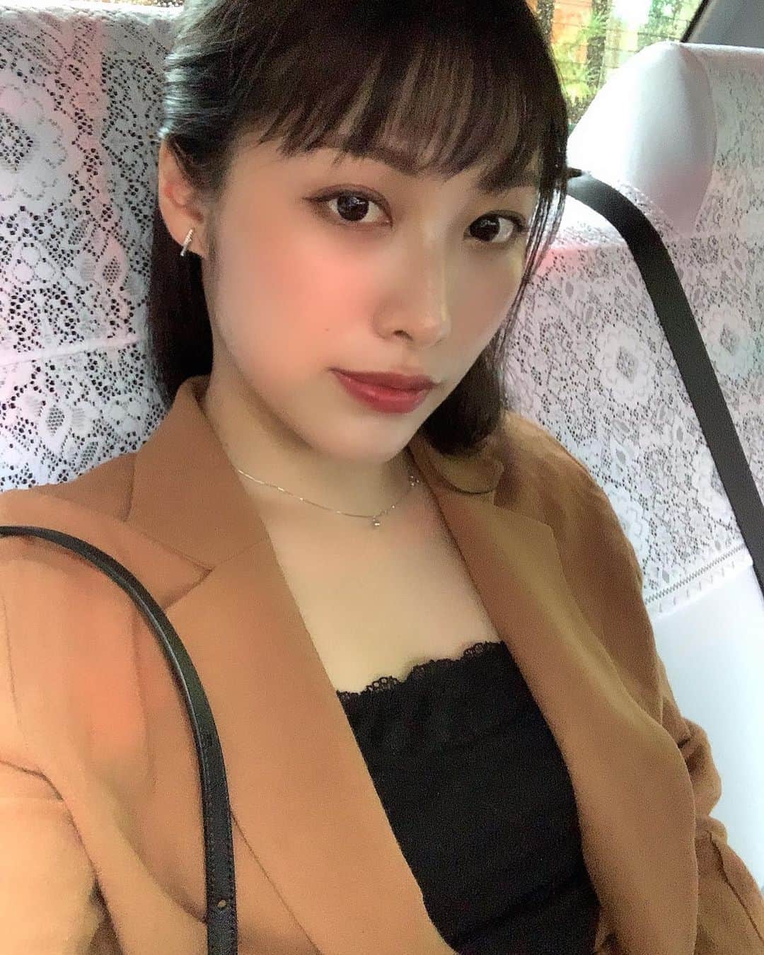 のインスタグラム：「神妙な面持ち。  Mysterious look…??!  #intaxi #タクシー移動 #秋色コーデ #秋色カラー これから #宝塚歌劇 #雪組 #真彩希帆 #lavoile #ミュージックサロン #musicsalon #ライブ配信 #好きな人がいること #きーちゃん #絶賛筋肉痛 #のんびり時間 #宝塚好きな人と繋がりたい」