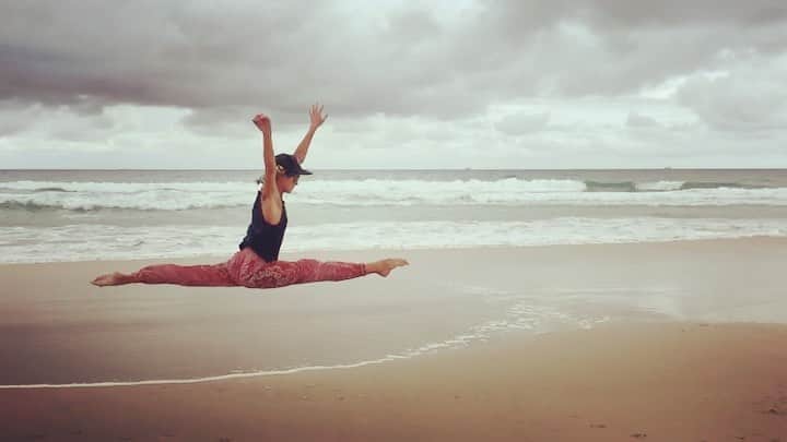 シャーニ・ヴィンソンのインスタグラム：「Life isn’t about waiting for the storm to pass. It’s learning to dance in the rain. 🌧  #mondaymotivation #raindance #ballerina #oceantherapy #naturecalls #mondaymood」