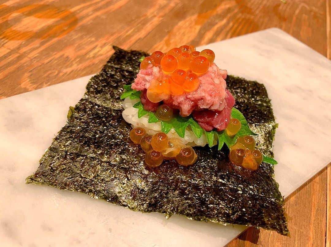 のインスタグラム：「東京江東区にある『肉寿司』にて深夜のディナータイム💕  今回は贅沢な門前仲町肉寿司オリジナル お勧め食べ尽くしコースをいただきました🥰  こちらのお店では70種類の様々な部位の肉寿司を堪能出来ちゃいます🎶  バーナーで炙って貰えたりウニやイクラやトリュフなどの高級食材で彩られているので、とっても華やかな肉寿司をお腹いっぱいいただきました💖  #japan #日本 #tokyo  #東京 #江東区 #門前仲町 #門前仲町肉寿司  #門前仲町グルメ #門前仲町居酒屋 #門前仲町日本酒 #肉寿司 #イクラ #雲丹 #トリュフ #深夜飯  #dinner  #dinnertime  #pr #トリドリベース  #美食 #美食家」