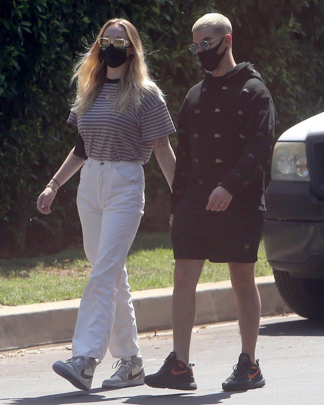 Just Jaredさんのインスタグラム写真 - (Just JaredInstagram)「New parents @sophiet & @joejonas step out for the first time since welcoming their daughter Willa earlier this summer! #JoeJonas #SophieTurner Photo: Splash」9月7日 14時01分 - justjared