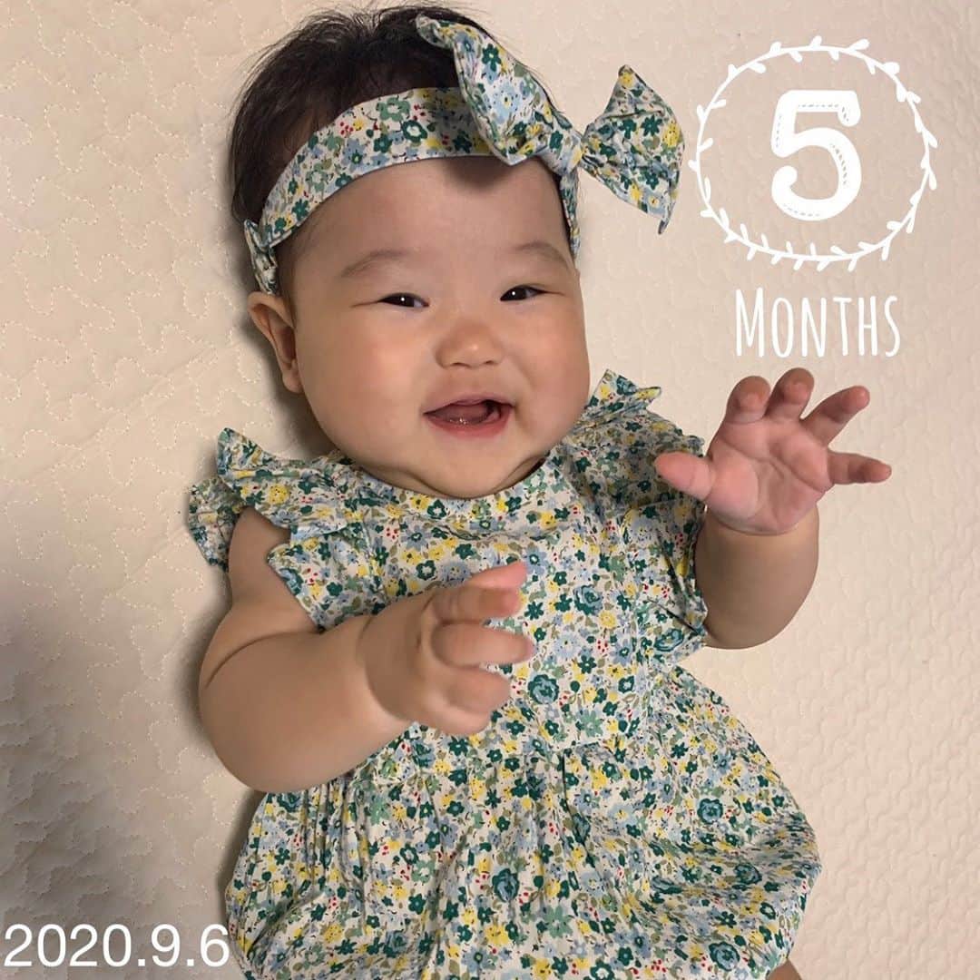 Miki Hirookaのインスタグラム：「2020.9.6 生後5ヶ月経ちました👏👶  自己主張が激しくなってますます可愛い🤪❤️  最近は大声で叫ぶのがブームらしくめっちゃうるさくてびっくりする🤦‍♀️笑 どっからそんな声でるんやろってくらいでっかい声😂📣 成長の証かな？笑  相変わらずピンクは似合わんし 体型もずんぐりむっくりやけど、 元気いっぱいやからもうそれだけでok👌🤣笑  毎日ニコニコしてくれて癒されっぱなしやわ😍  これからの成長がどんどん楽しみ✨  #生後5ヶ月 #元気いっぱいです #ひたすら抱っこマン #そろそろ離乳食の準備しやな #ついに来たなー #アイシテルがトマラナイ」