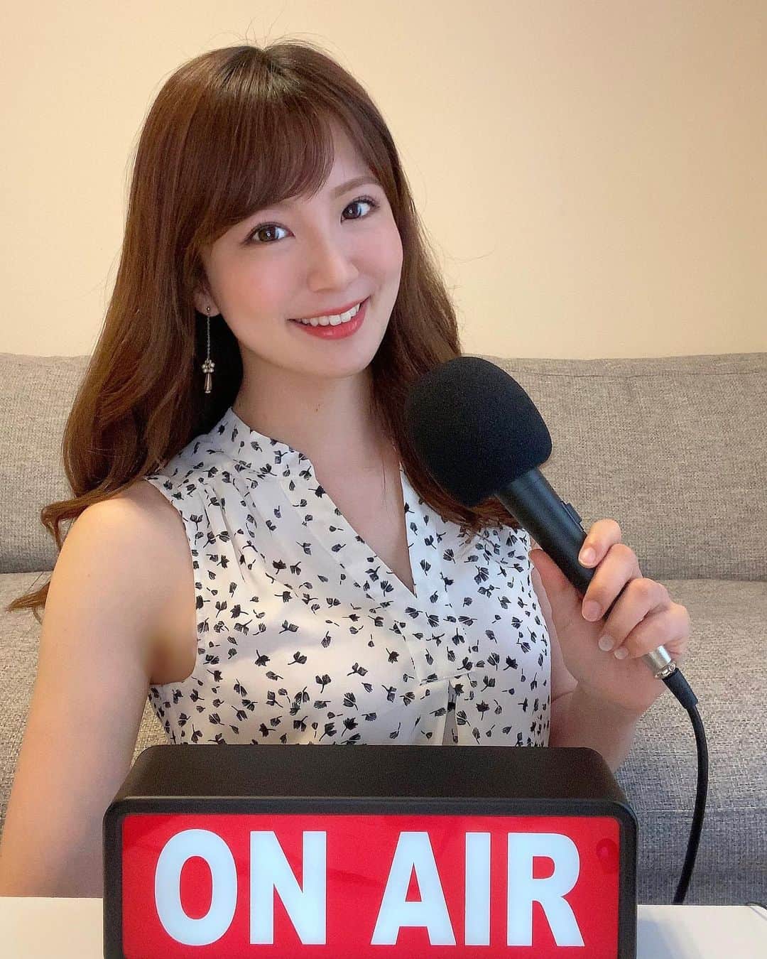 那津あやこのインスタグラム：「新しいマイクが届きました🎤✨﻿ ONAIRランプも買って、﻿ よりスタジオ風になり配信もパワーアップしています😊❤️﻿ ﻿ 【イチナナライブ】にお引越しをして、﻿ あっという間にもう1ヶ月…‼️😳﻿ ﻿ 皆さんが支えてくれるおかげで、﻿ 毎日配信を続けられています…😭﻿ ﻿ 本当にありがとうございます🙏✨﻿ ﻿ まだ見に来たことの無い方は、﻿ 無料アプリなのでダウンロードをして﻿ 遊びに来てね🌟﻿ ﻿ ﻿ 17LIVE【那津あやこ🍊🎤あやや】で﻿ 検索＆フォローお願いします🙏✨﻿ ﻿ ﻿ #那津あやこ #rq #racequeen #model #talent #shooting #配信 #ライバー #イチナナ #17 #アナウンサー #女子アナ #レースクイーン #マイク #ナレーター #ナレーション #撮影 #放送 #tv #television #mc #voice #followme」