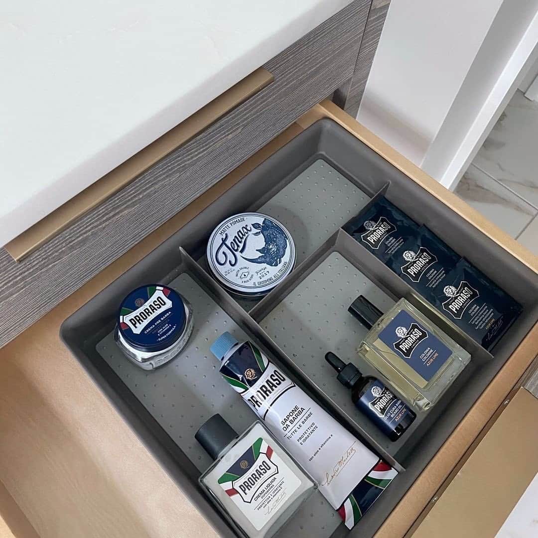 Proraso Japanのインスタグラム：「毎日のシェービング。 日々使うものだからこそ、こだわりを持って選びませんか？ Prorasoのシェービングアイテムはパッケージ戻ってもクール！ 洗面台や収納もオシャレに決まります。 . . #proraso #prorasousa #prorasofirenze #シェービングクリーム #シェービング #ProShave #Italian #ItalianShave #イタリア製 #バーバースタイル #バーバーショップ #髭脱毛 #メンズスタイル #シェービングフォーム #Barber #メンズヘアスタイル #ヒゲ男子 #ヒゲ #BarberShop #ヒゲ脱毛 #メンズヘア #シェービングエステ #おしゃれさんと繋がりたい」