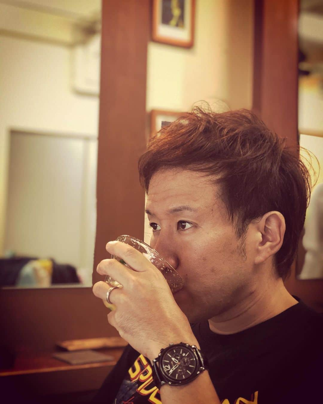 杉本知香さんのインスタグラム写真 - (杉本知香Instagram)「東京カレンダー風、ジョイマン池谷🍷 指輪がキラリ✨💍✨  Yahooニュースにもなってたけど、 先日9月2日に入籍したそうです㊗️💕🎉 幸せ報告ってめちゃくちゃ嬉しい❣️  今月号のコバさんが激シブなので、読んでた池谷くんのポーズも自然とコバさん風にシブくなったんですyo!（笑） 指輪見せてのポーズは…。 あーいとぅいまてーん！ですyo！  #中目黒美容室  #ジョイマン池谷#ジョイマン#入籍#結婚 #ありがとうオリゴ糖甘納豆微糖  #ナナナナーナナナナー #なんだこいつー #ですよ#あーいとぅいまてーん  #ケンコバ #東京カレンダー」9月7日 14時17分 - sugimotoc