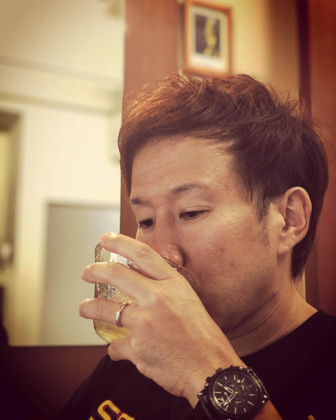 杉本知香さんのインスタグラム写真 - (杉本知香Instagram)「東京カレンダー風、ジョイマン池谷🍷 指輪がキラリ✨💍✨  Yahooニュースにもなってたけど、 先日9月2日に入籍したそうです㊗️💕🎉 幸せ報告ってめちゃくちゃ嬉しい❣️  今月号のコバさんが激シブなので、読んでた池谷くんのポーズも自然とコバさん風にシブくなったんですyo!（笑） 指輪見せてのポーズは…。 あーいとぅいまてーん！ですyo！  #中目黒美容室  #ジョイマン池谷#ジョイマン#入籍#結婚 #ありがとうオリゴ糖甘納豆微糖  #ナナナナーナナナナー #なんだこいつー #ですよ#あーいとぅいまてーん  #ケンコバ #東京カレンダー」9月7日 14時17分 - sugimotoc