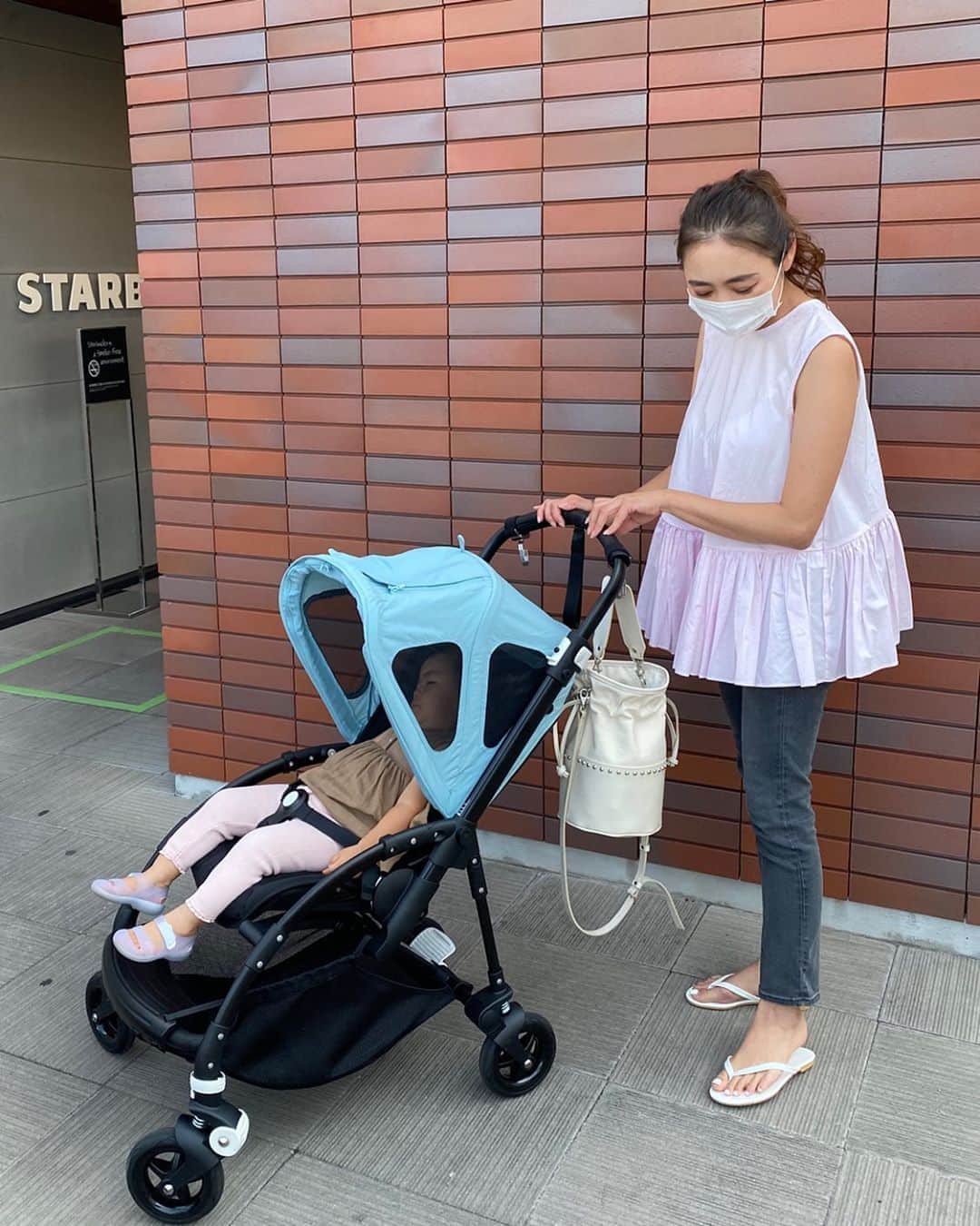 Keikooooooのインスタグラム：「#ご近所コーデ まだまだ暑くてノースリ着てます🥵 UNIQLOのデニムが、ハイウエストになっててすごい履き心地良くなってる✔︎ . tops @mite__official #mite pants @uniqlo #uniqlo bag @dolce._official #dolceofficial」