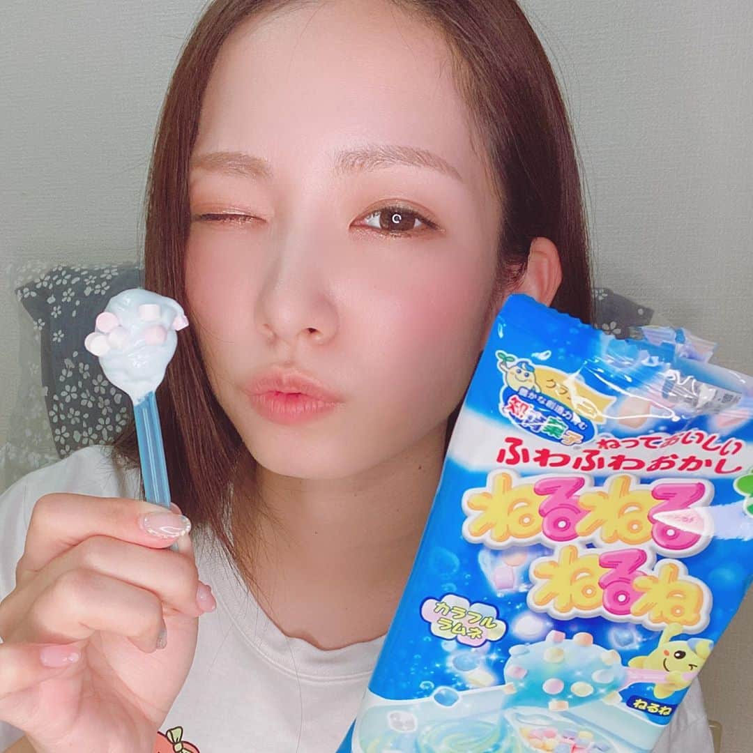 岸田麻佑さんのインスタグラム写真 - (岸田麻佑Instagram)「♡ ⇒⇒⇒動画みてね!! . . #知育菓子 #ねるねるねるね #ねるね研究室  #マイブーム  #何歳になっても #ワクワク  . . 昔より美味しくなってる気がする♡ 色んな種類食べたいなぁ〜」9月7日 14時41分 - mayu_kishimayu