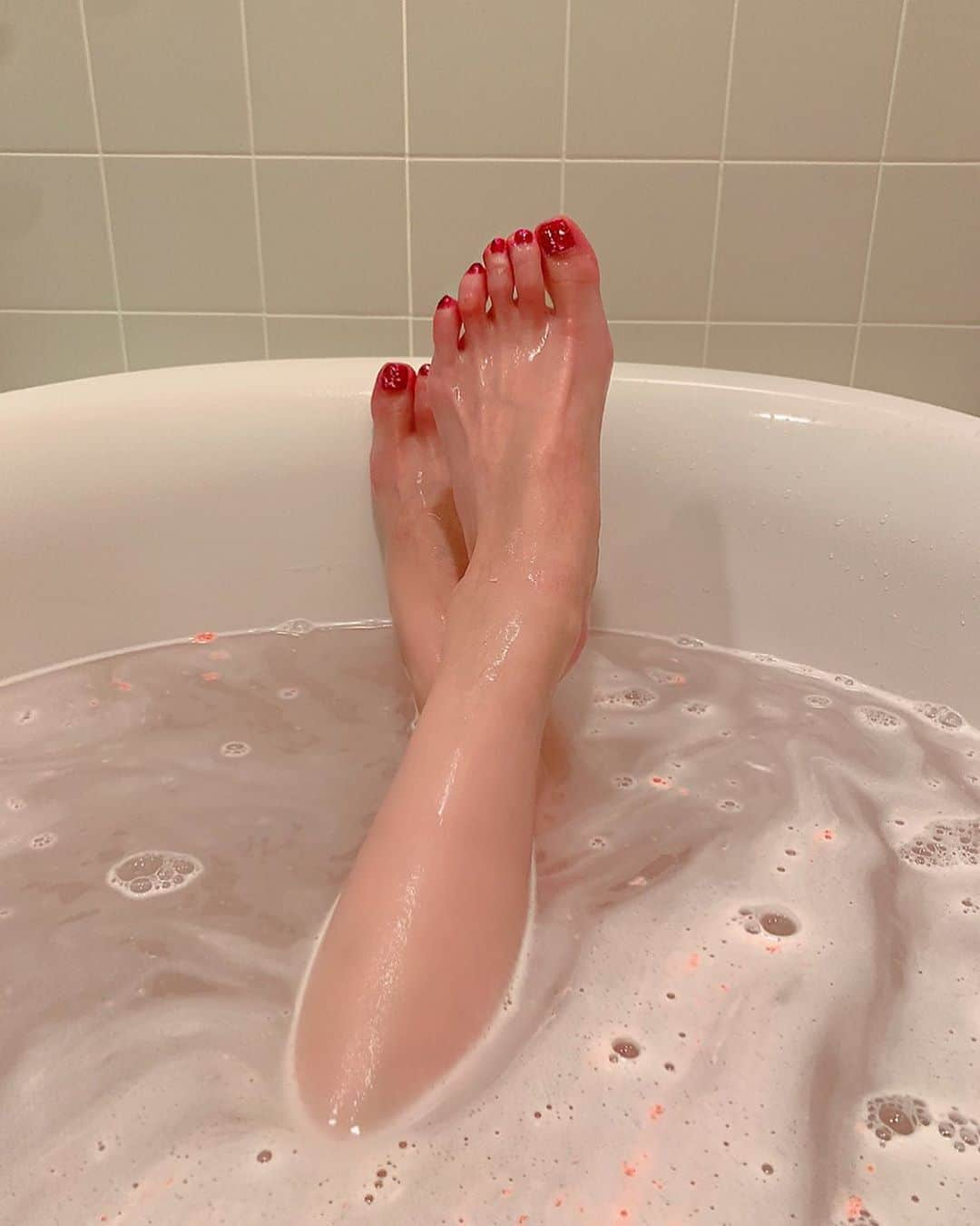 百合華さんのインスタグラム写真 - (百合華Instagram)「Relaxing blissful bath time 💋  #relaxing  #relax  #relaxtime  #リラックス #bathtime  #バスタイム #猫脚バスタブ  #猫脚 #blissful #至福」9月7日 14時35分 - yurika.lovelily