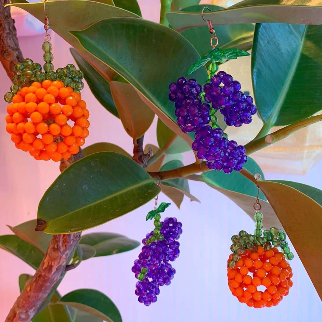 のインスタグラム：「🍊fruit tree vibe 🍇 sweetest earring from @susan_alexandra available in stores & online 🐛👒」