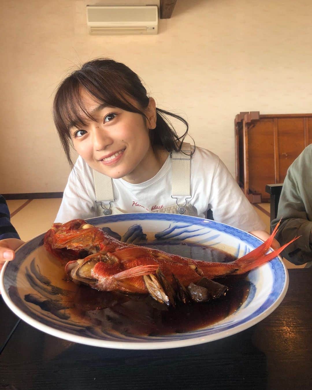 橋本乃依さんのインスタグラム写真 - (橋本乃依Instagram)「・ 家族で大きな金目鯛食べに行った時の🤤 オーバーオールで大きなお皿持ってると食いしん坊に見えるな〜🙃 ・ ・ ちなみにほくろの数は私にも分かりませんでした😧 増えた気がする笑  #さかな #魚料理 #オーバーオール #銚子 #ドライブ　#のいのふく」9月7日 14時51分 - noihashimoto_official