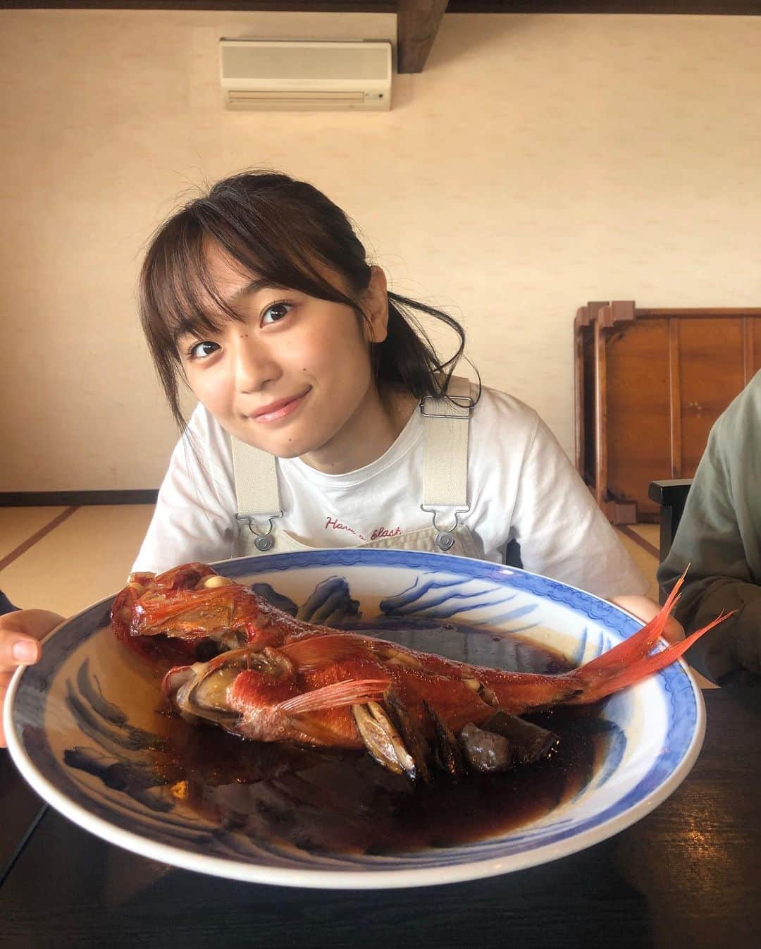 橋本乃依さんのインスタグラム写真 - (橋本乃依Instagram)「・ 家族で大きな金目鯛食べに行った時の🤤 オーバーオールで大きなお皿持ってると食いしん坊に見えるな〜🙃 ・ ・ ちなみにほくろの数は私にも分かりませんでした😧 増えた気がする笑  #さかな #魚料理 #オーバーオール #銚子 #ドライブ　#のいのふく」9月7日 14時51分 - noihashimoto_official