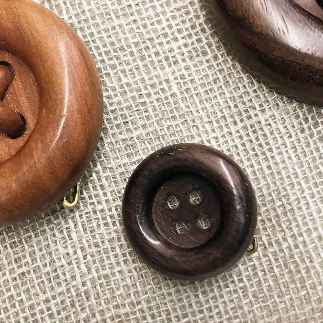 エリミネイターさんのインスタグラム写真 - (エリミネイターInstagram)「20AW AVAILABLE NOWHERE : Judy Blame has arrived at ELIMINATOR. . ▪︎Handmade Wood Button Brooches Price : ¥20,000 ( without tax ) . #judyblame #uk #london #availablenowhere #thehouseofbeautyandculture #hobac #christophernemeth #johnmoore #culture #youthculture #punk #art #marklebon #ianreid #richardtorry #barykamen #aw20 #20aw #gimmefive #gimme5 #londonstreetstyle #streetfashion #streetstyle」9月7日 14時52分 - eliminator_tokyo