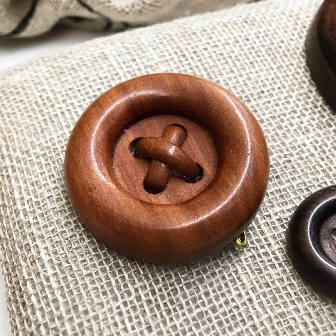 エリミネイターさんのインスタグラム写真 - (エリミネイターInstagram)「20AW AVAILABLE NOWHERE : Judy Blame has arrived at ELIMINATOR. . ▪︎Handmade Wood Button Brooches Price : ¥20,000 ( without tax ) . #judyblame #uk #london #availablenowhere #thehouseofbeautyandculture #hobac #christophernemeth #johnmoore #culture #youthculture #punk #art #marklebon #ianreid #richardtorry #barykamen #aw20 #20aw #gimmefive #gimme5 #londonstreetstyle #streetfashion #streetstyle」9月7日 14時52分 - eliminator_tokyo