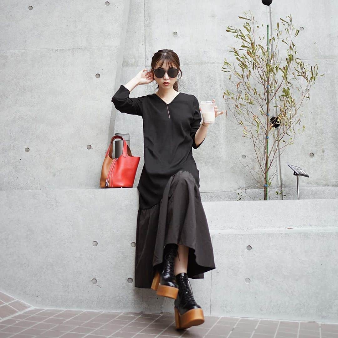 のインスタグラム：「﻿ ﻿ 雨がいきなり降ったり、晴れたり...変なお天気🌨☀️﻿ ﻿ さ。もうすぐ息子が帰ってくるので急いで帰ろう！﻿ ﻿ ﻿ @nostalgia﻿ #nostalgia #ノスタルジア #fashion #outfit #ootd #coordinate #simple  #instagood #mamacode #mom  #엄마 #패션 #156センチコーデ #sサイズコーデ #お出かけコーデ #夏コーデ #春夏コーデ #シンプルコーデ #ファッション #コーディネート #コーデ #ママ #ママコーデ #ワンピースコーデ #ワンピース」