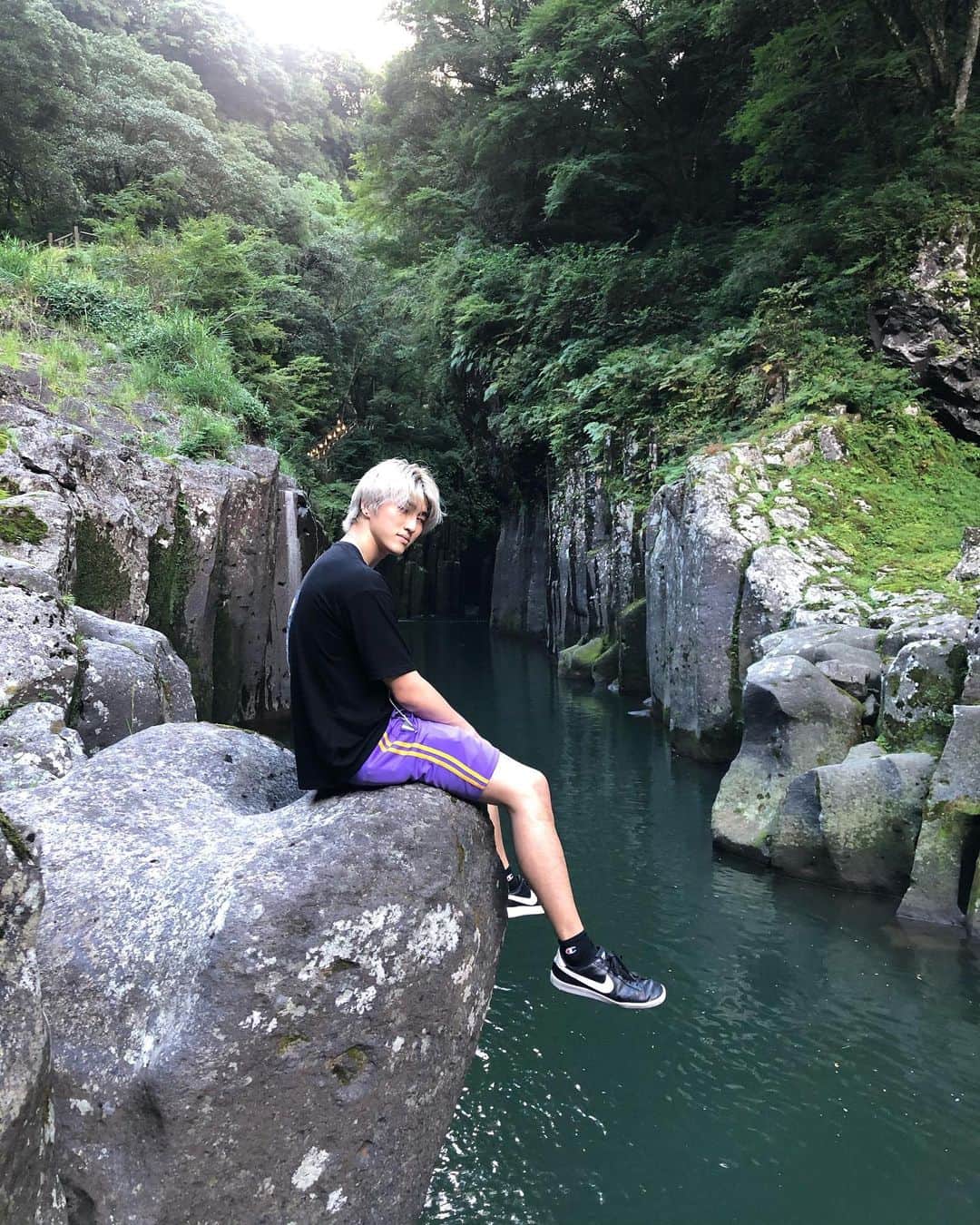 原田デイビッドのインスタグラム：「Had such a fun time on my trip to Miyazaki. It was super peaceful and weather was so nice with the sun shining so bright. I can’t wait to check out more different spots around japan!✌️ みやざき最高でした！ もった日本のしぜんスポット行きたい！  #kuyshu #waterfall #boat  #peace #rowboat #nofilter #noedit #miyazaki #travel #trip #fun #river #selfie #九州 #ボート #トラベル #旅行」
