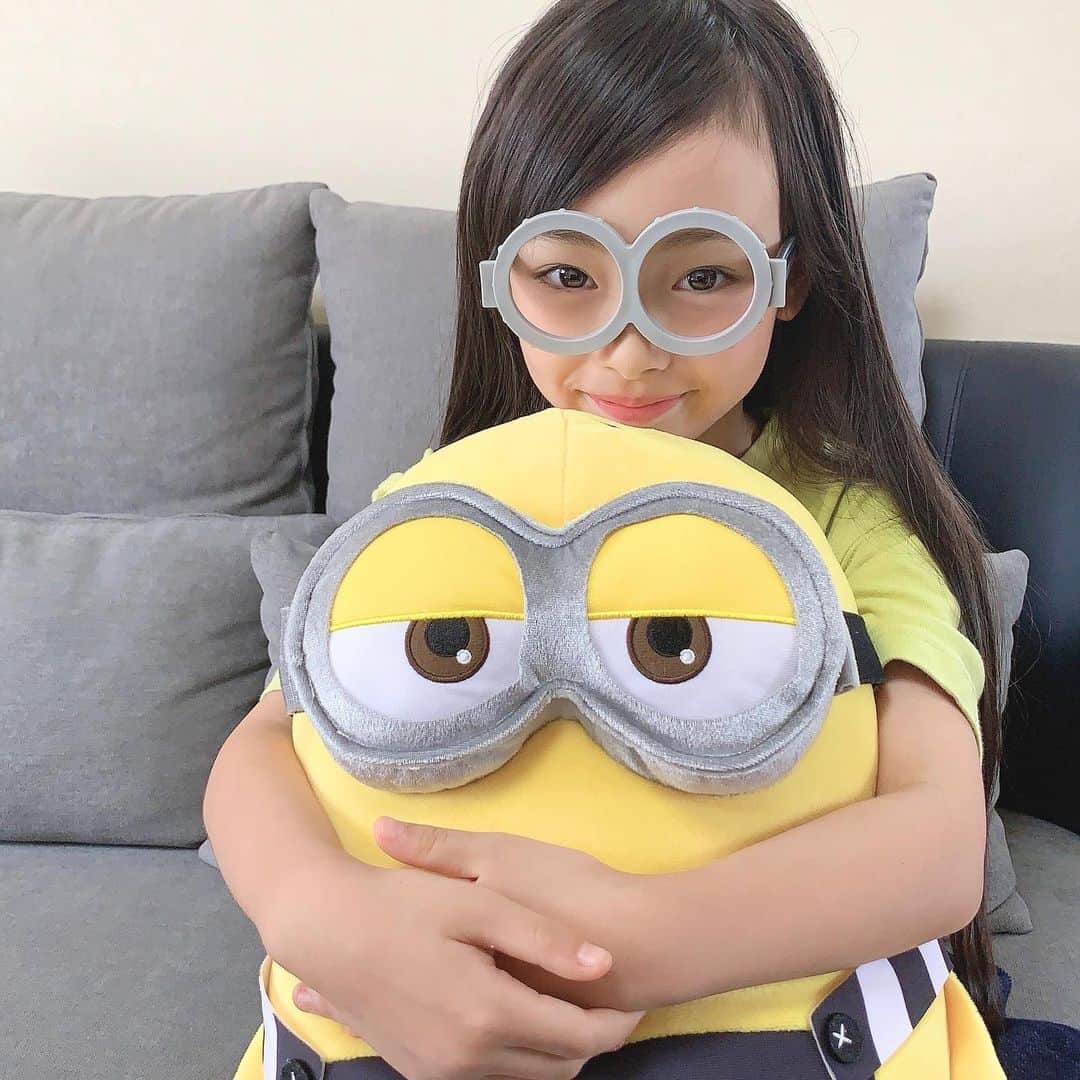 Akiのインスタグラム：「9/7 ・ ミニオンズ鑑賞📺 ・ ・ 100均に ・ 『これであなたもミニオンに！！』 ・ 的なおもちゃのメガネが売ってたのね👓 ・ ・ やだぁかわいいぃ🥺 と思って買ってみたんだけど ・ ・ え、これ合ってる？ 大丈夫？← ・ #対象年齢3歳以上 ・ ・ そういえば最近 娘の好きなタイプの話になったんだけど👧🏻 ・ ☑︎背が高くて ☑︎髪が茶色で ☑︎髪が短くて ☑︎面白くて ☑︎髭がない人 ・ ・ 清々しいほどパパと真逆なんだけど そういう認識で良さそう？😌← ・ ・ ・ ・ #ミニオンズ#minions」