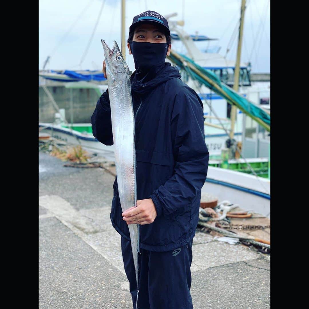 渡邊一丘のインスタグラム：「こんな2020年ですが無事に誕生日を迎えることができました！おかげさまです！  歳をとってからいきなりのエゴですが、今一番気に入ってる太刀魚との1枚をどうぞ。笑」