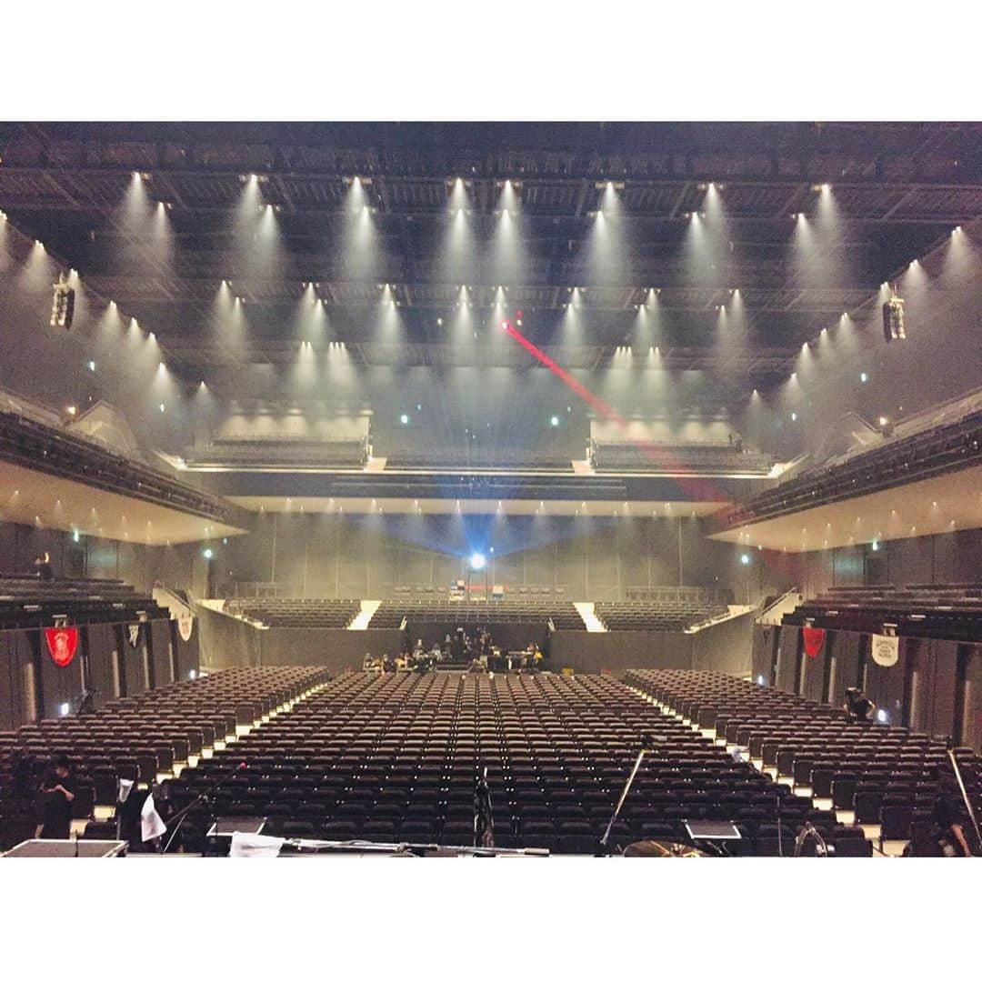 のインスタグラム：「DRAGONASH LIVE 『  DEPARTURE 』 へ向けてリハーサル最終日の前日 リハーサル中、急にBOTS君から  『 客入れと客出しの選曲お前やんなよ！』  …とお声がかかり  責任重大な大役をいきなり任された。 明日はリハ最終日だから練習して内容を詰めたいけど 選曲の期限は明日まで… その日のリハが終わり家に着くなり早速選曲開始！ 客入れで1時間&客出し1時間半。。 普段流れを考えて選曲なんてしないから パニック。。曲が決まらない…泣 ひたすら色々な曲を聴きまくった。 気がついたら少しずつ自分の好きな曲達が並んでいた。やっとの思いで仕上がったのは午前3時を過ぎていた。。  苦労して作った甲斐があり、 本番直前は自分の大好きな曲を舞台袖で心地よく聴けていたので気持ち良く 本番に臨めたのが良かった！  自分が選曲したあの日の会場で流れていたプレイリスト！！  お時間ある時に聞いてみて下さ〜い🎶 2〜３枚目 （客入れOPEN） 3〜4枚目 （終演後客出しCLOSE）  #dragonash #departure #20200904 #立川ステージガーデン」