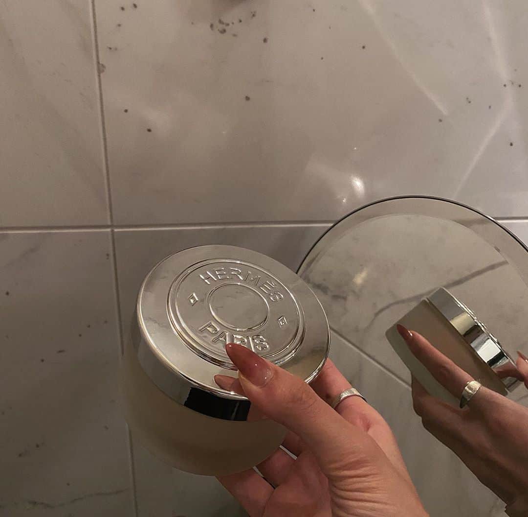 浅野琳のインスタグラム：「... リピートな、お品  #hermes #bodycare #bodycream #jewelry #paris  #エルメス  #エルメスボディクリーム」