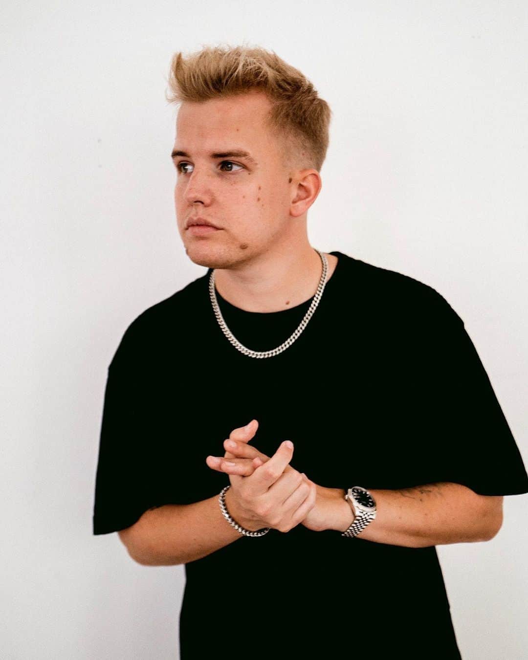Kayefのインスタグラム：「Danke für über 3.000.000 Streams auf #WARUM 🔥🔥🔥」