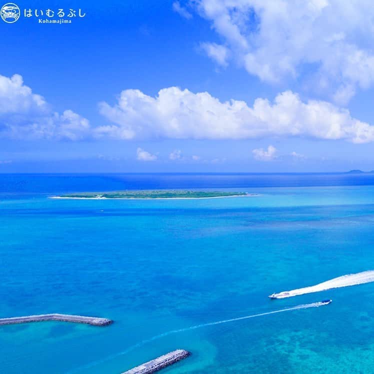 HAIMURUBUSHI はいむるぶしさんのインスタグラム写真 - (HAIMURUBUSHI はいむるぶしInstagram)「小浜島・はいむるぶしから癒しの風景をお届けします。 小浜港を出航したレジャーボートと到着間際の定期船が、八重山ブルーの海に白い航跡を描きながら滑走しています。 #沖縄 #八重山諸島 #レジャーボート #定期船 #航跡 #小浜島 #港 #リゾート #ホテル #はいむるぶし」9月8日 0時51分 - haimurubushi_resorts