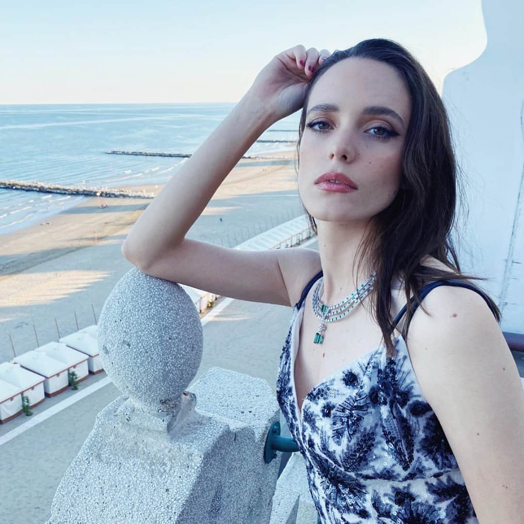 Vogue Beautyさんのインスタグラム写真 - (Vogue BeautyInstagram)「Nothing says glamour like the Venice Film Festival. And considering the year’s absence of major Hollywood events, this time each look was a welcomed surprise. At the link in our bio, actor Stacy Martin shares her diary from this year's festival, featuring the behind-the-scenes of her journey to the red carpet.」9月8日 1時01分 - voguebeauty