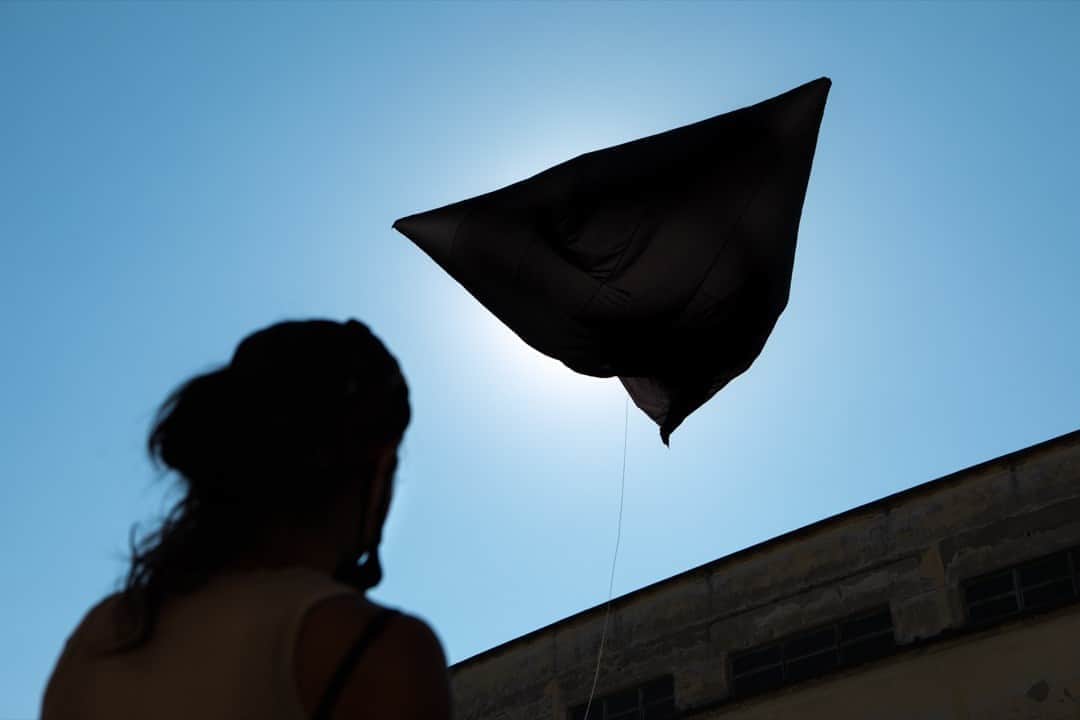 のインスタグラム：「Gli ARIA Days alla Manifattura Tabacchi saranno l'occasione per conoscere da vicino il mondo di Aerocene: la comunità artistica interdisciplinare, fondata da Tomás Saraceno, che sviluppa progetti di sensibilità ecologica per una nuova collaborazione etica con l’atmosfera e l’ambiente. Dall'11 al 13 settembre sarà possibile assistere ai voli delle sculture aerosolari e provare a pilotarle, esaminare gli Aerocene Explorer Backpack grazie al supporto di un gruppo di volontari formati dallo studio dell'artista e assistere alla proiezione di video documentari di Aerocene. Scopri di più nel link in bio.  I Pass Pilota prenotabili online per gli Aria Days sono esauriti. Ulteriori Pass Pilota saranno prenotabili direttamente presso la Manifattura Tabacchi durante l’evento a seconda delle disponibilità.  Crediti: "Aerocene launches", 2020, Manifattura Tabacchi, Firenze, as part of exhibition Tomas Saraceno. Aria, Palazzo Strozzi, Firenze. Photo by Giancarlo Barzagli. Licensed under CC BY-SA 4.0  #TomasSaraceno @studiotomassaraceno #StudioTomasSaraceno #PalazzoStrozzi @manifatturatabacchifi #manifatturatabacchi #manifatturatabacchifirenze #Aria @aerocene #Aerocene #AeroCommunity #FreeFromFossilFuels #Firenze #Florence #Tuscany #Toscana #Mostra #Exhibition #ArtGram #ContemporaryArt」