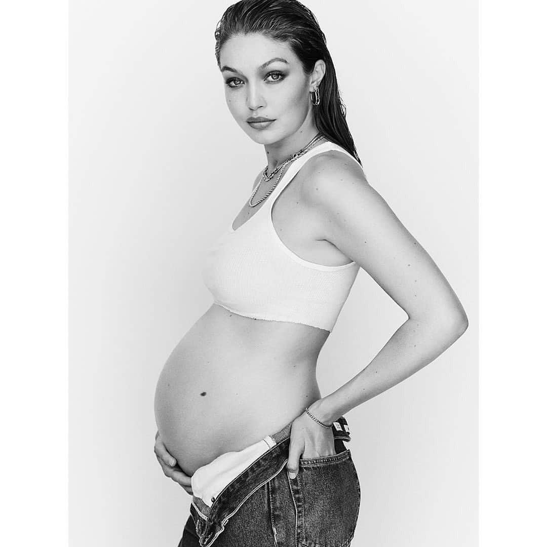 E! Onlineさんのインスタグラム写真 - (E! OnlineInstagram)「This is also how we are wearing jeans these days. Link in bio to see all of Gigi Hadid's pregnancy pics. (📷: @luigiandiango/@gigihadid)」9月8日 1時00分 - enews