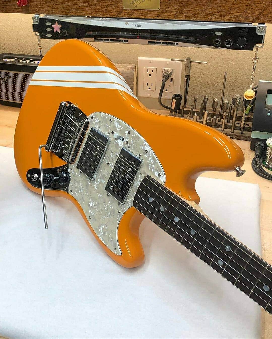 Fender Guitarさんのインスタグラム写真 - (Fender GuitarInstagram)「Start your Monday with this fresh Mustang! Capri orange, racing stripes and wide-range humbucking pickups from the bench of @paul_waller_fender, this is a sight to behold.」9月8日 1時10分 - fender