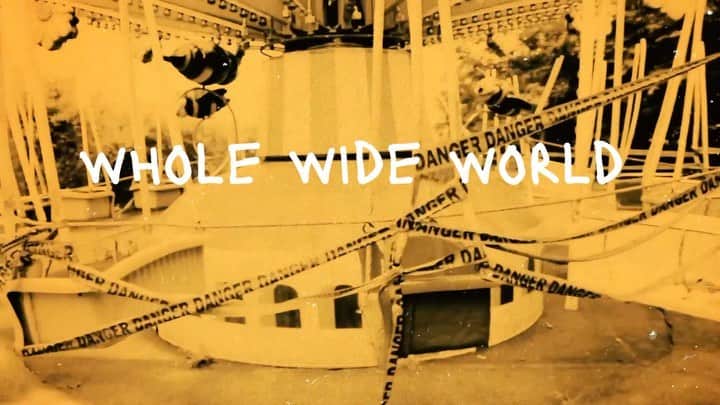 Green Dayのインスタグラム：「Your #NoFunMondays entertainment is here🤘watch the Whole Wide World lyric vid on youtube.com/greenday」