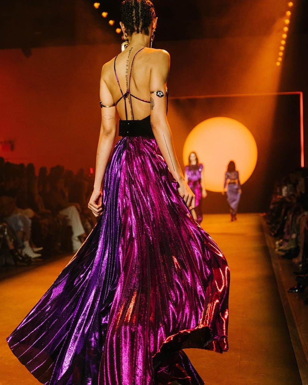Fashion Weekのインスタグラム：「All kinds of ✨glow✨ on the @raisavanessa runway last season at @NYFW. 📸 by @donstahl」