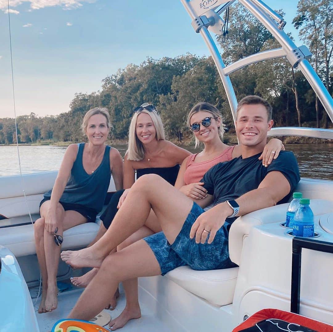 コリー・ロバートソンのインスタグラム：「Hope you’re enjoying Labor Day! How are you spending it? Resting, playing, cooking, eating...all of the above, ha! We spent yesterday on the river and are planning a friendly family tennis tourney for tonight 🤗 just wanted to pop on to give you the news that @naturmetic is 30% off today! code LABORDAY30 [link in bio or go to my story and swipe up]」