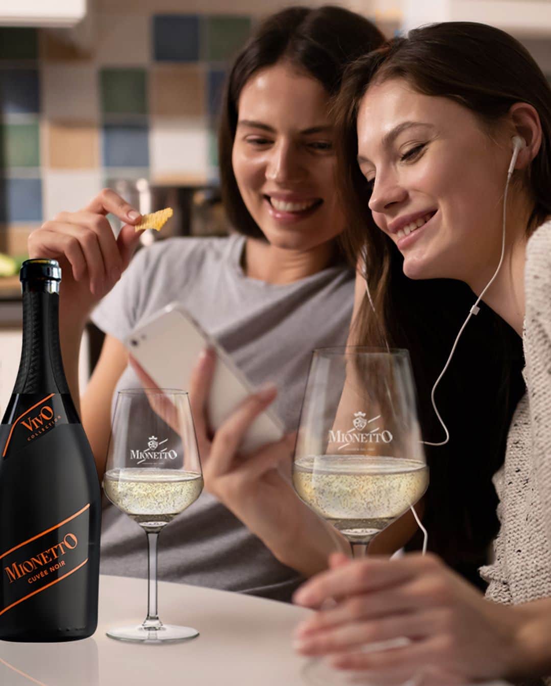 Mionetto Proseccoのインスタグラム：「Una serata con la tua migliore amica, bollicine e la vostra playlist preferita!⁣ Acquista Vivo Cuvée Noir – Vivo Collection sul nuovo e-shop Mionetto e ricevilo direttamente a casa 👉Link in Bio 🍾⁣ #mionettoprosecco #mionettoinsieme #mionettoeshop⁣ Bevi Mionetto responsabilmente」