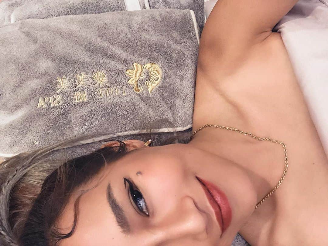 安柏兒のインスタグラム：「就問一句， 你能想像我巨乳的樣子嗎？ 我反正是不能啦⋯⋯  小學三年級我還在穿那種稱不上內衣的少女背心  而我的閨蜜 @sarahtzeng  卻已經C cup 了 ⋯ 驚為天人 是說這天生的也強求不來 阿我這樣沒負擔很時尚咩😊  而特別又是個極愛穿運動內衣的野女人 所以在我波濤洶湧學妹 @yaomi_fairy  的大力push之下  我，第一次，嘗試了 ⋯美胸課程 - 除了按摩還有吸胸體驗 我是了解不多啦畢竟第一次試 哇哈哈哈哈哈 所以有問題請私訊他們問最快了 💘  欸不得不說  真的是非常新鮮 女生其實胸部淋巴很需要按摩保養 I know that  真的是還好我很耐痛 雖然手指是握蠻緊的  平常根本沒按過內內的部分 更別說自己在家保養了 #我就懶   想嘗試一下膨脹感の胸保養 請洽 @lovemespa  好啦我會好好#loveyourself 啦  👻」